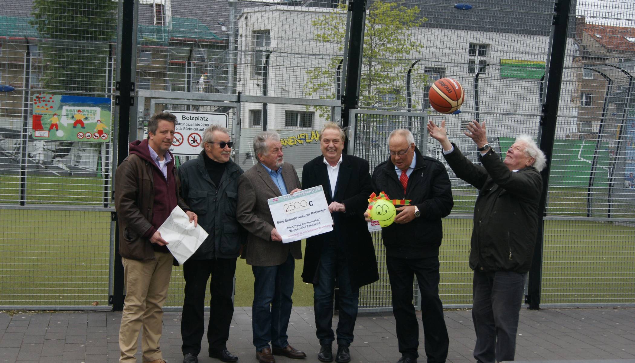  Jetzt gibt es einen neuen Streetball-Korb an der Wuppertaler Junior Uni.  