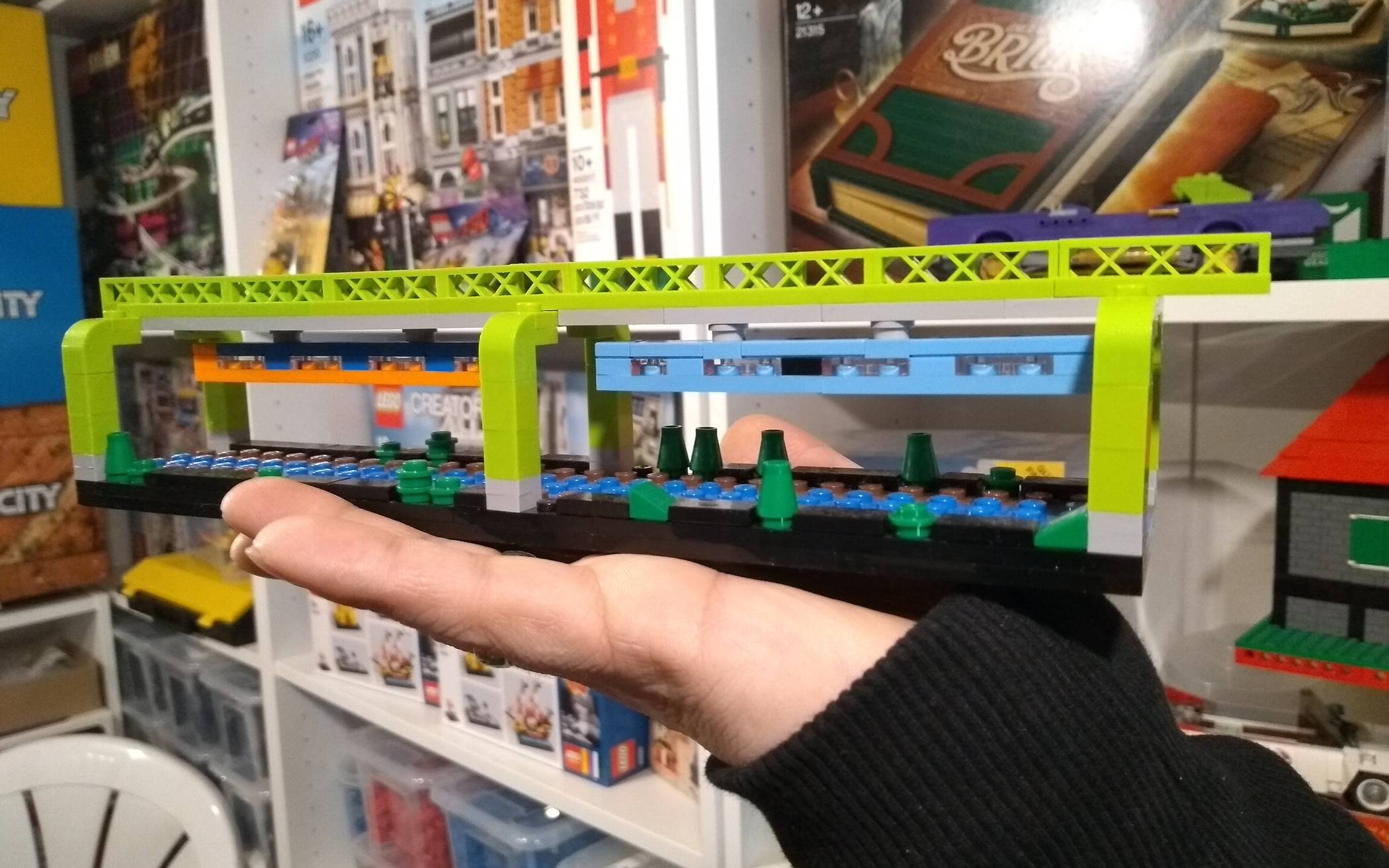  Eine kleine Lego-Schwebebahn hat er auch schon gebaut, in Planung ist ein weitaus größeres Modell.  
