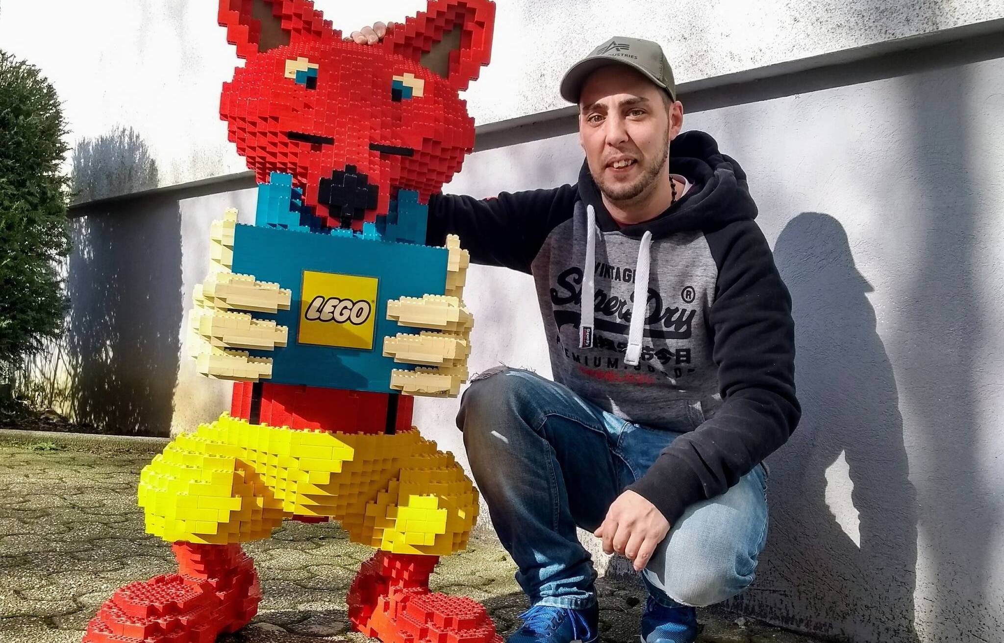  Marcel Buntenbach mit seinem knapp ein Meter großen Lego-Fuchs.  