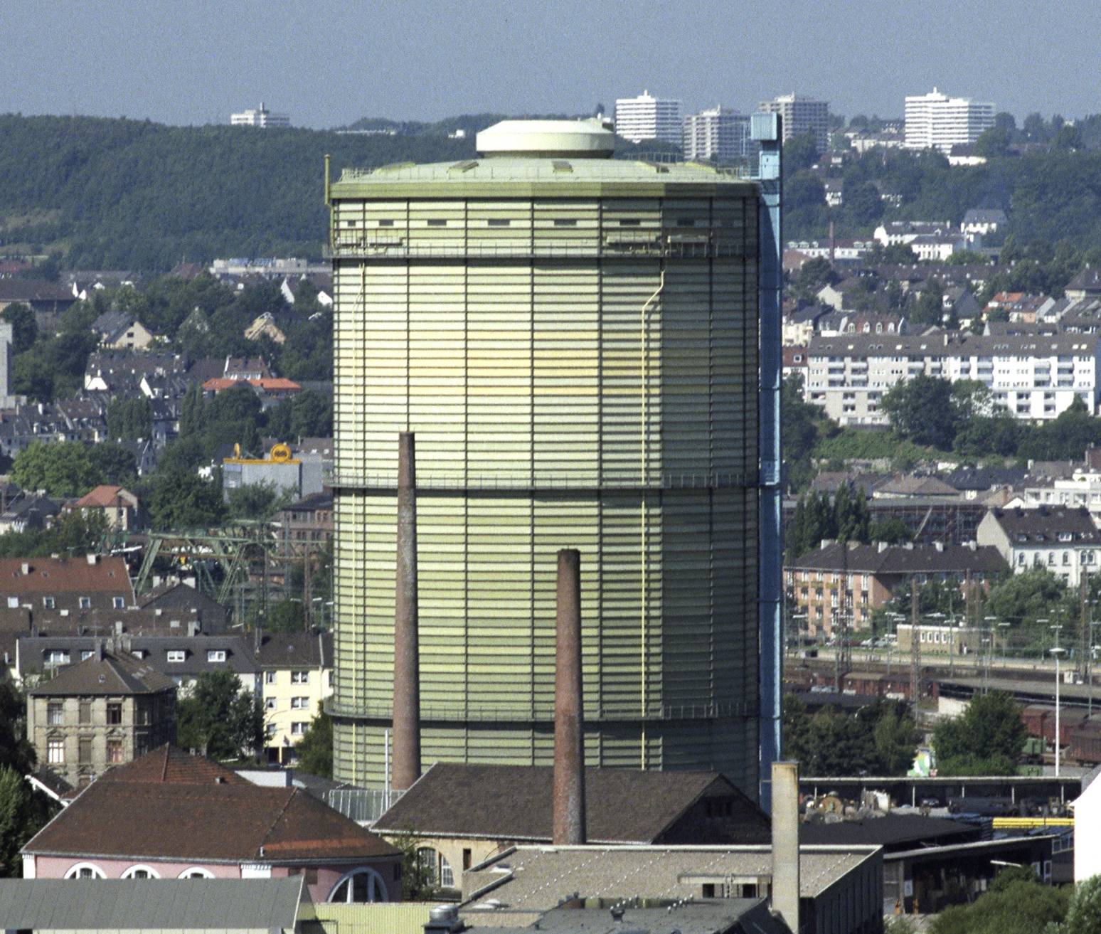 Der Scheibengasbehälter erhebt sich 66 Meter über die Stadt.