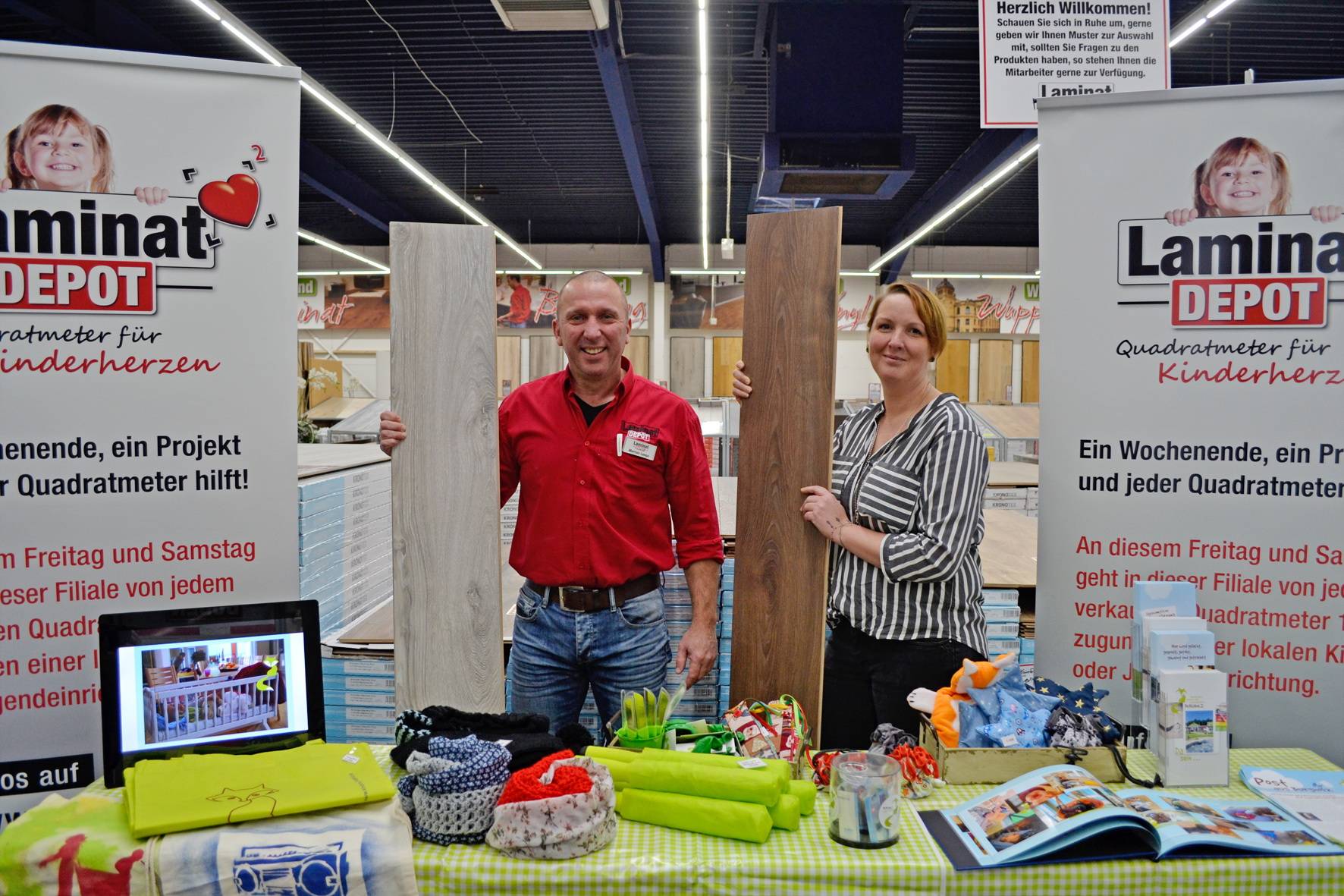  Freuten sich 2018 über das tollen Spendenergebnis in Höhe von 2024 Euro: Marcus Lange (stv.Filialleiter LaminatDEPOT in Wuppertal) und Anne Marquardt (Mitarbeiterin im Hospiz). 