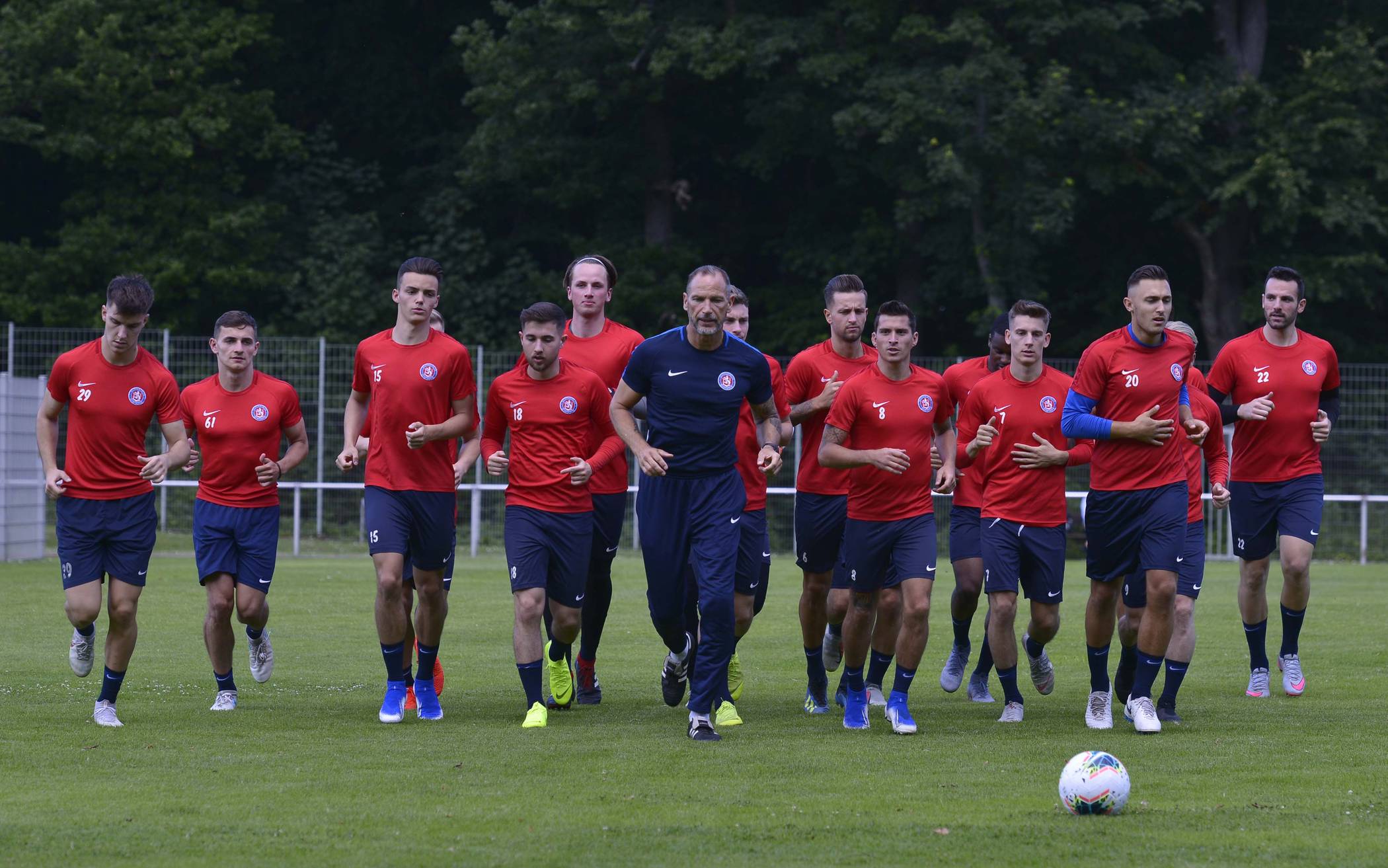 Der Trainer führte das Feld...