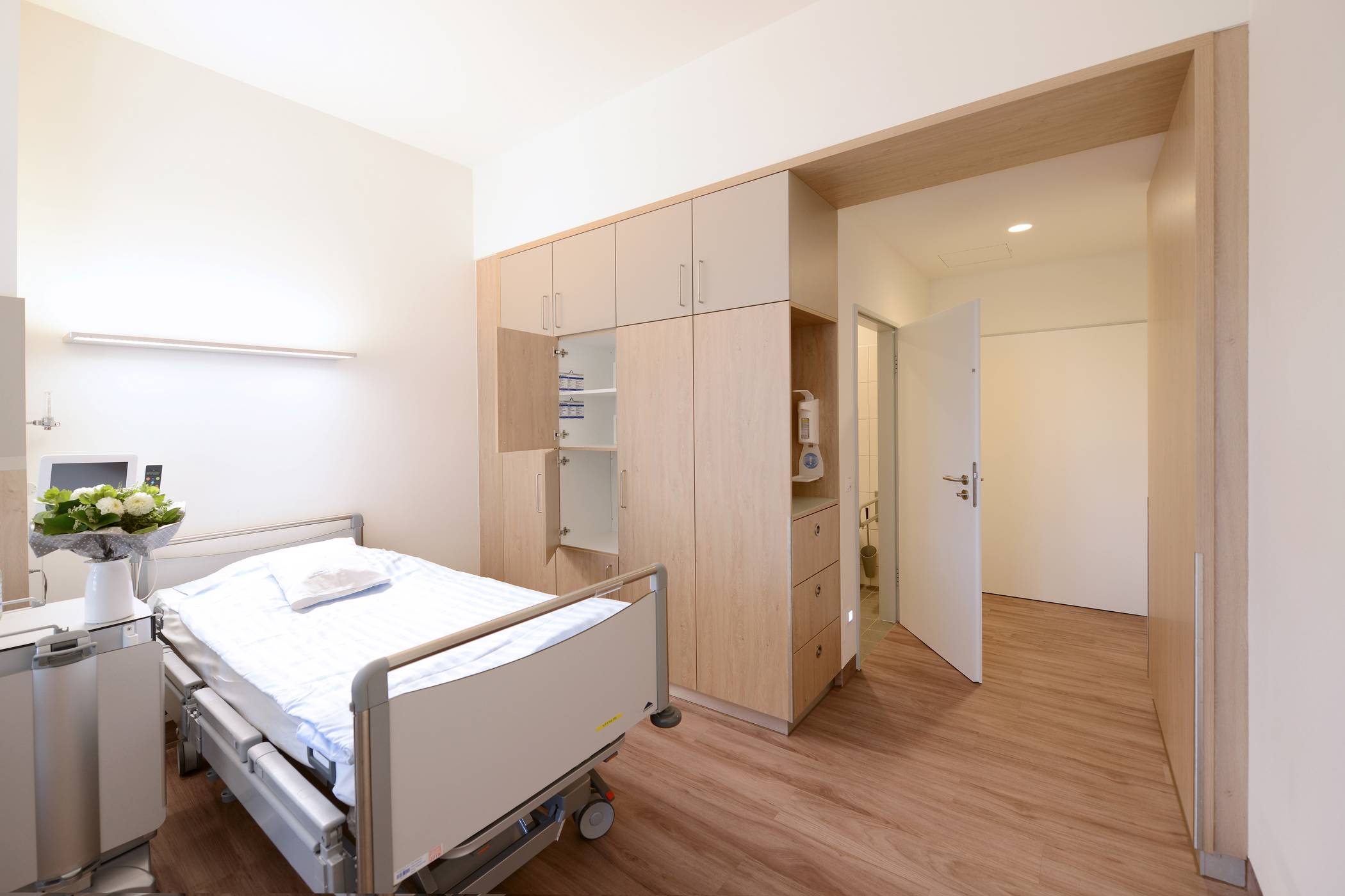  Die Zimmer auf der Station – Ein- und Zweibett-Zimmer – sind hell und freundlich gestaltet.  