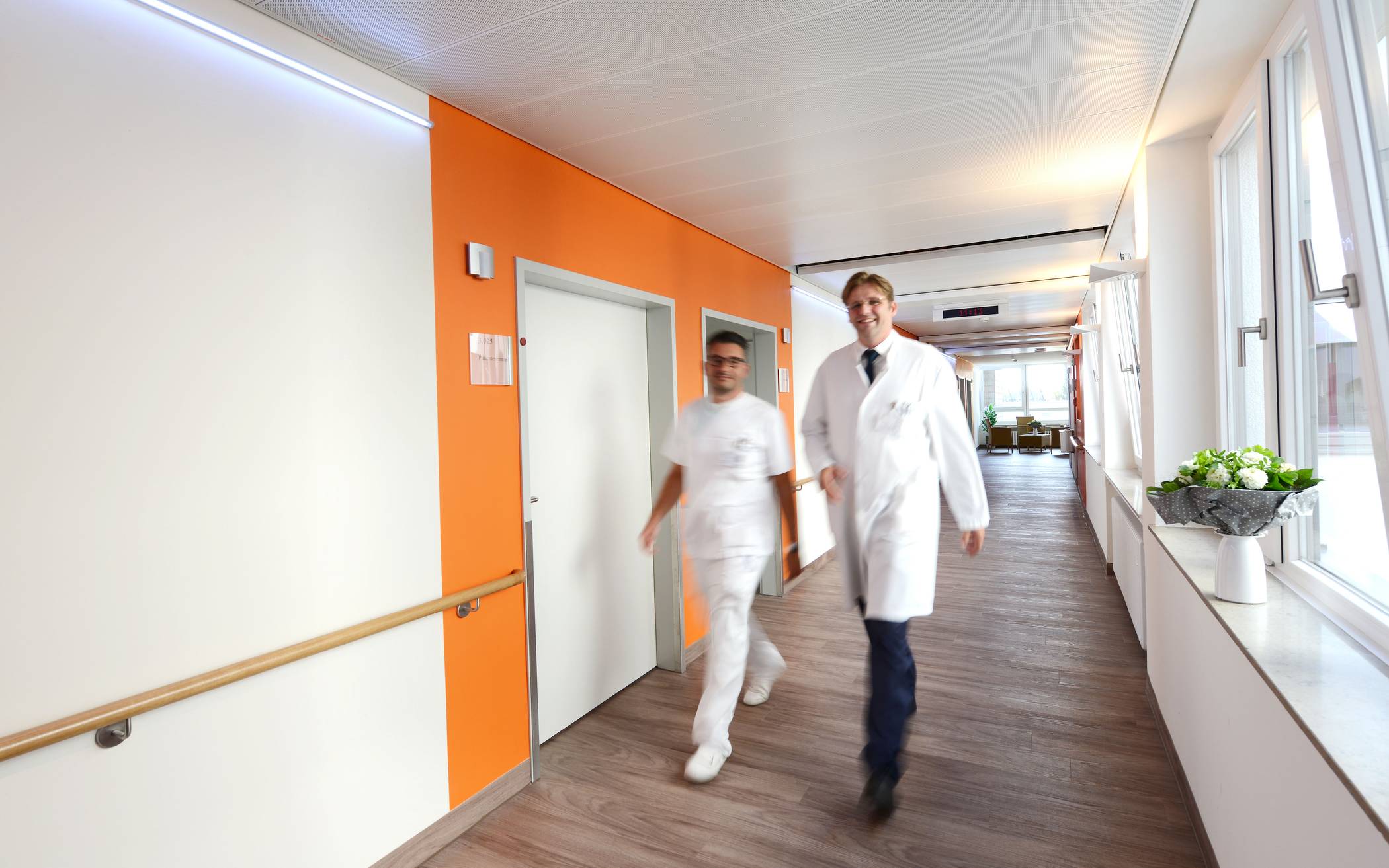 Chefarzt PD Dr. med. Berg leitet die internistische Station ärztlicherseits,...