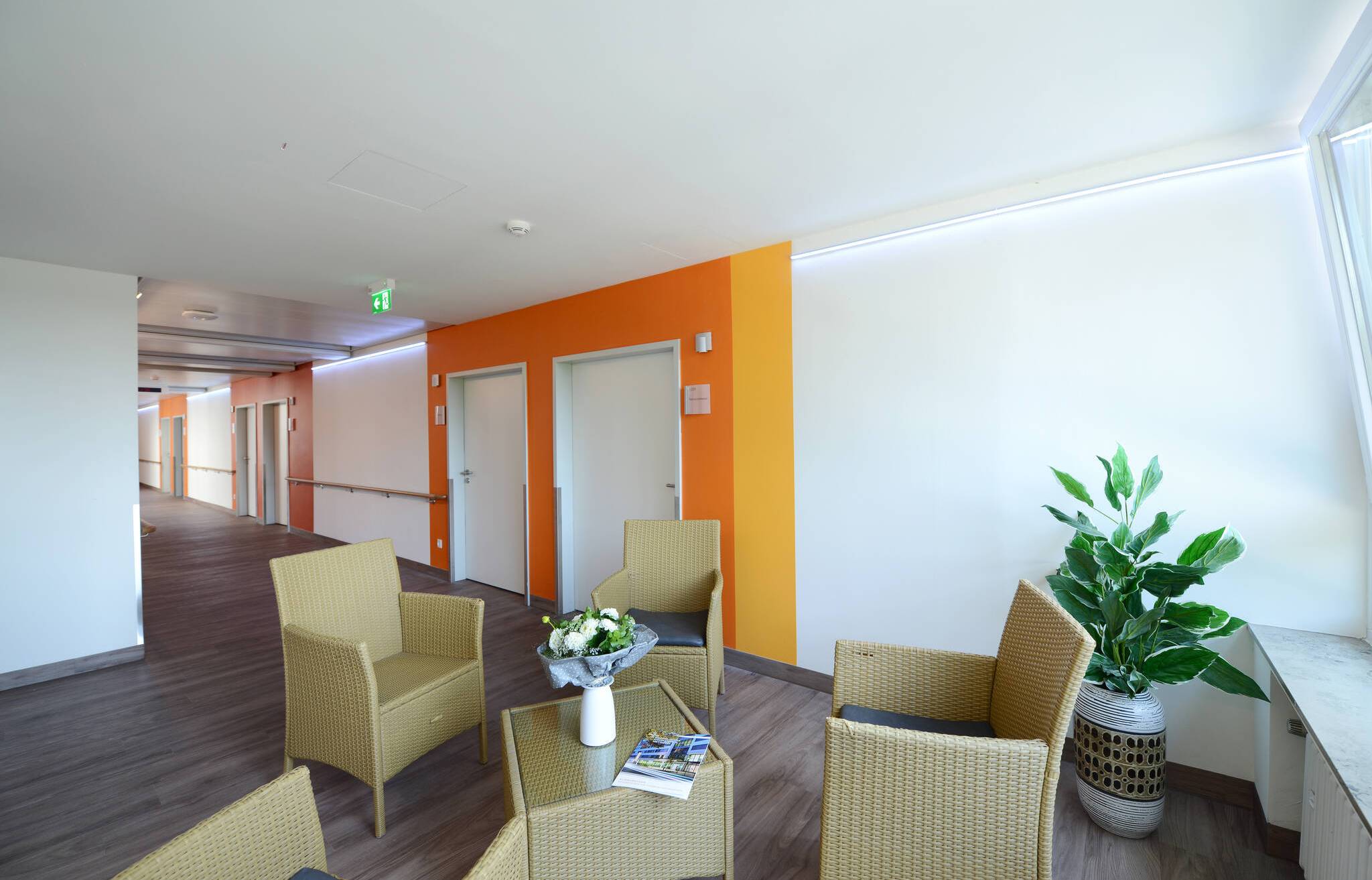 Die Sitzecke auf der Station – wer hier sitzt ist mitten drin statt nur dabei und...