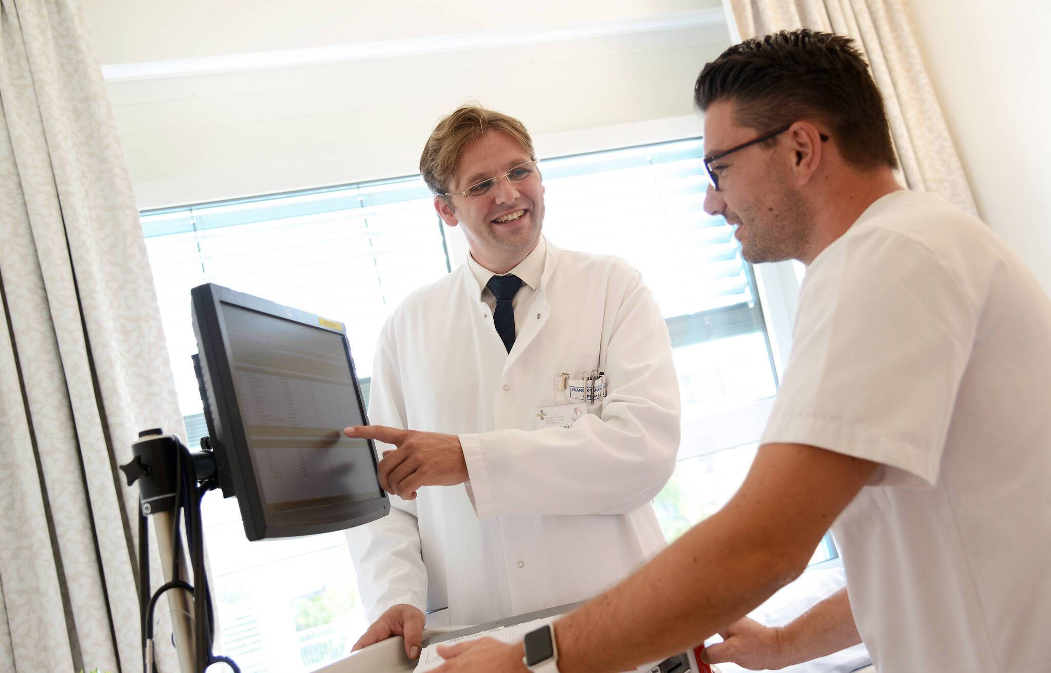 Ärzte und Pflegekräfte arbeiten gemeinsam mit einem Team aus spezialisierten...