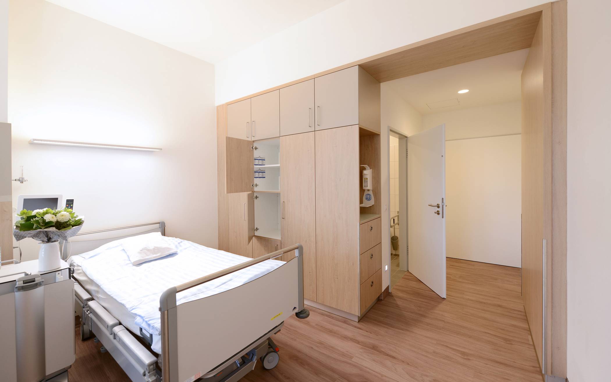 Die Zimmer auf der Station – Ein- und Zweibett-Zimmer – sind hell und freundlich...