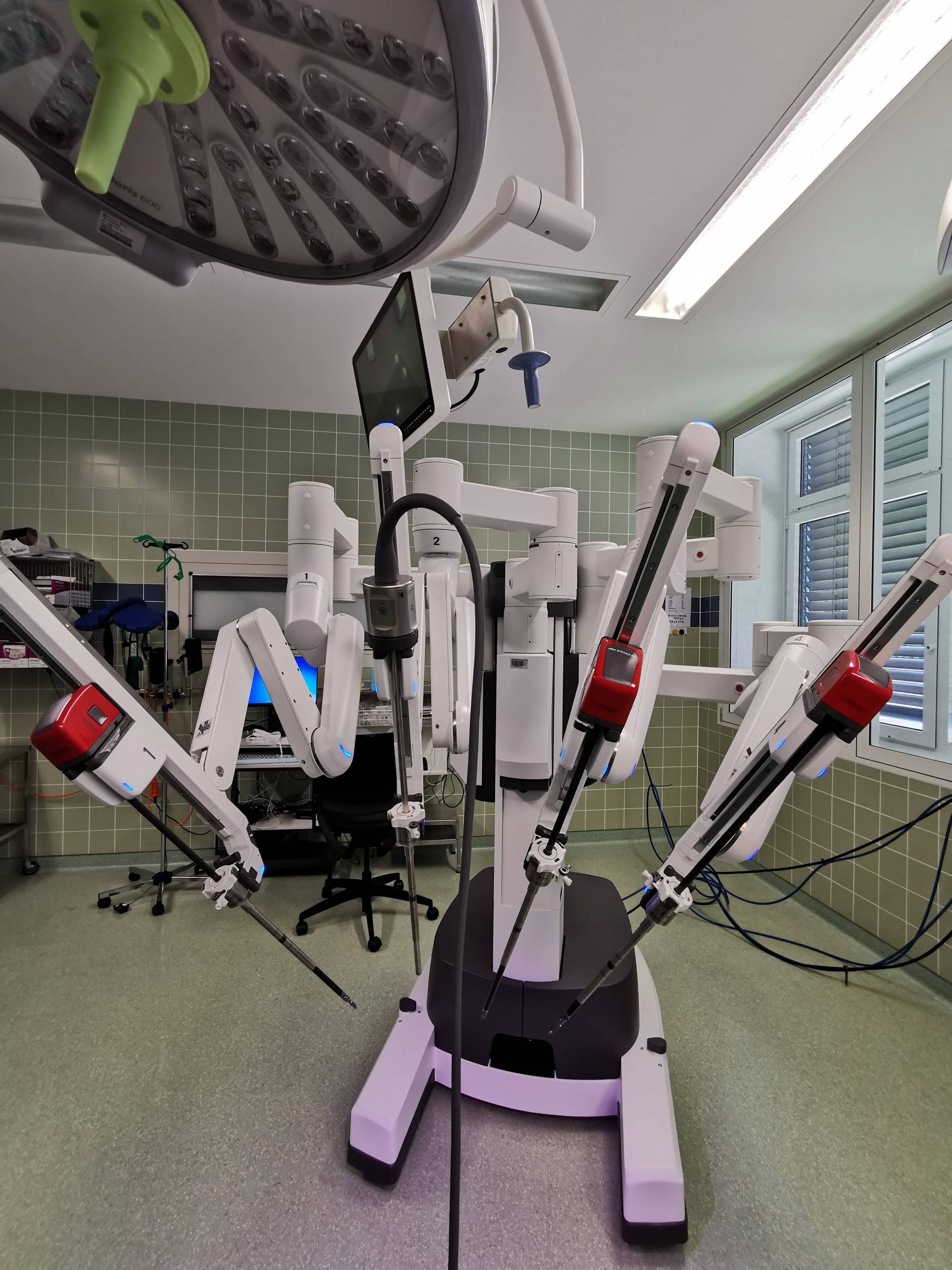 Der mit Instruimenten bestückte Roboter, unter den der OP-Tisch gschoben wird. Die...