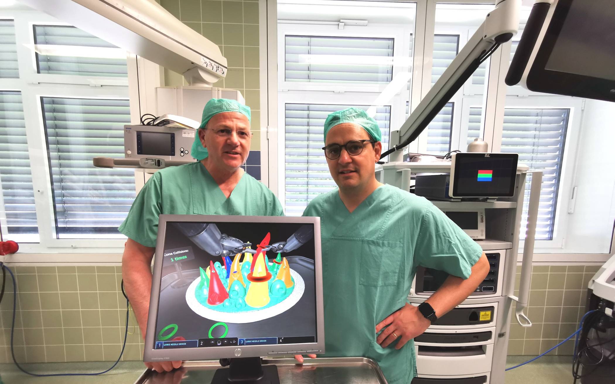 Die Chefärzte im OP. Auf dem Monitor: Ein Trainingsprogramm für die ersten...