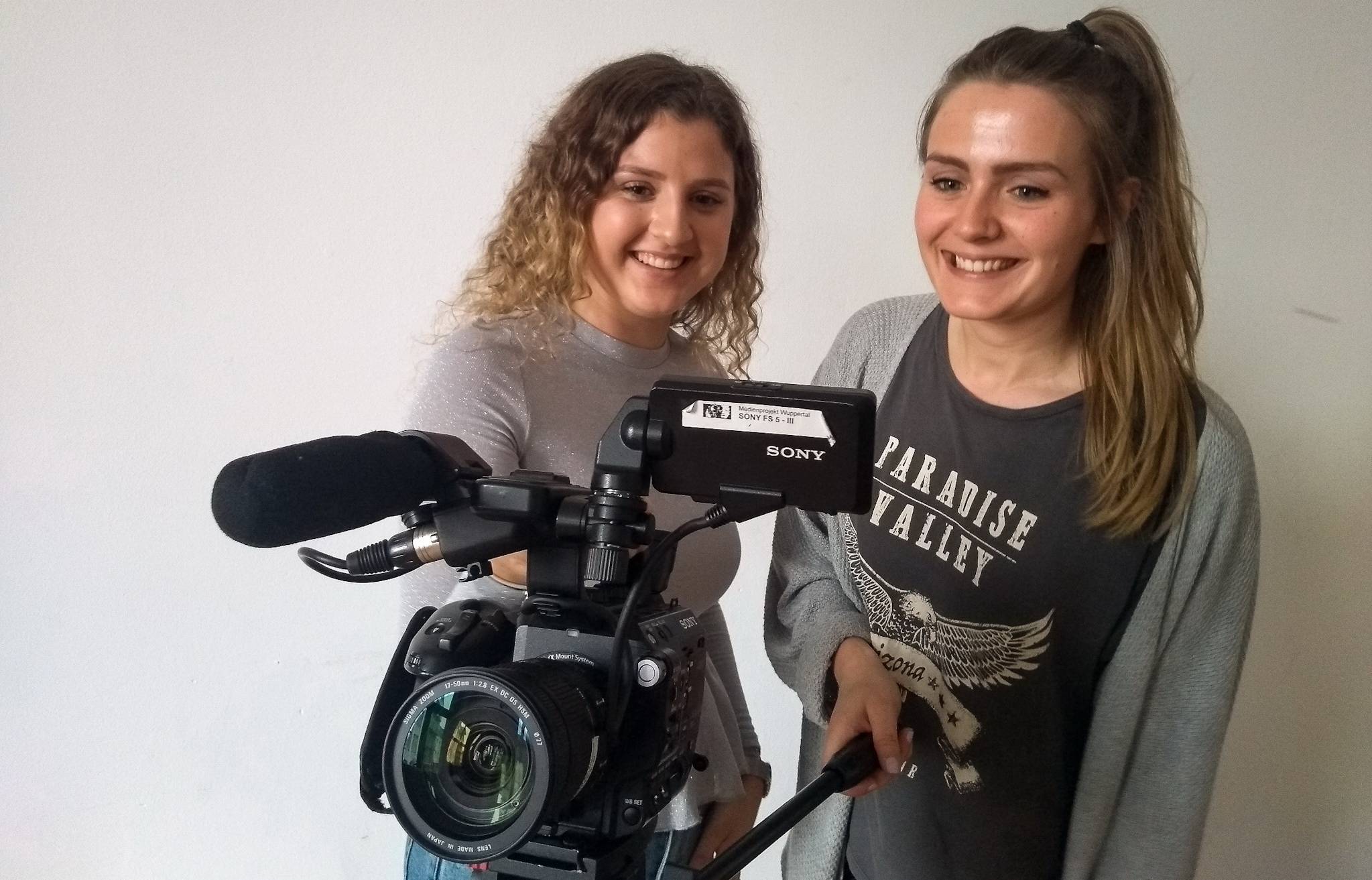  Lotta Zirkenbach und Christina Schmitz, Praktikantinnen des Medienprojekts, möchten mit ihren Filmen Probleme zum Thema machen. 