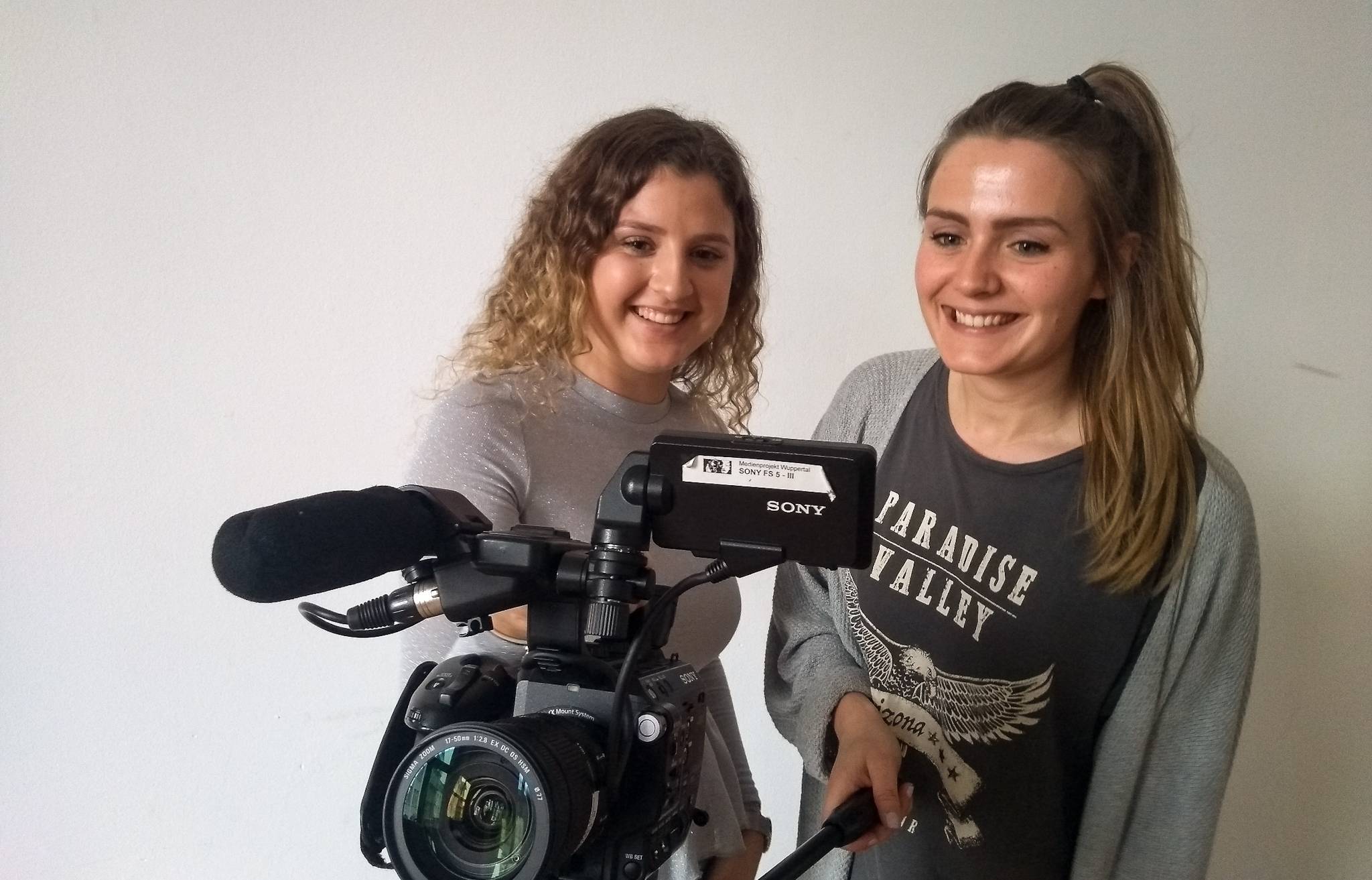Lotta Zirkenbach und Christina Schmitz, Praktikantinnen des Medienprojekts, möchten mit ihren Filmen Probleme zum Thema machen.