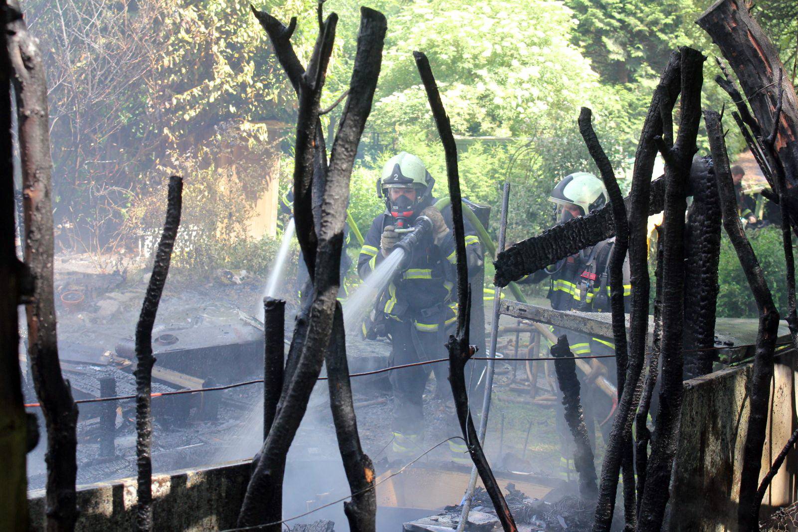 Großeinsatz der Wuppertaler Feuerwehr bei Brand in Garten