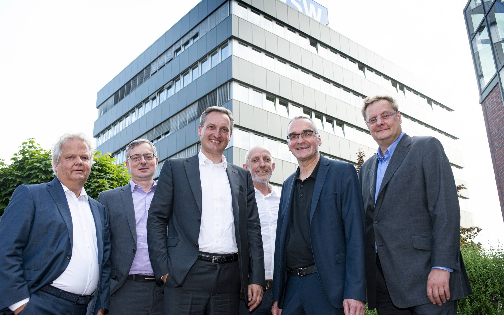  Von li.: Martin Bickenbach (WSW GmbH), Ulrich Jaeger (WSW mobil GmbH), Markus Hilkenbach, Markus Schlomski (Arbeitsdirektor), Dietmar Bell und Peter Storch (Energie &amp; Wasser AG). 