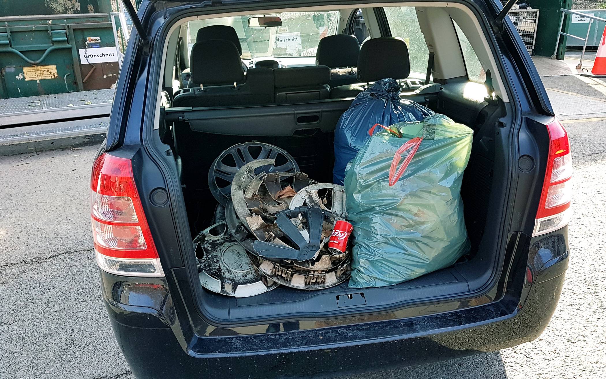  Einen ganzen Kofferraum voll Müll sammelte Marcus Buttermann auf seiner Rennrad-Strecke an der Stadtgrenze zu Remscheid. 