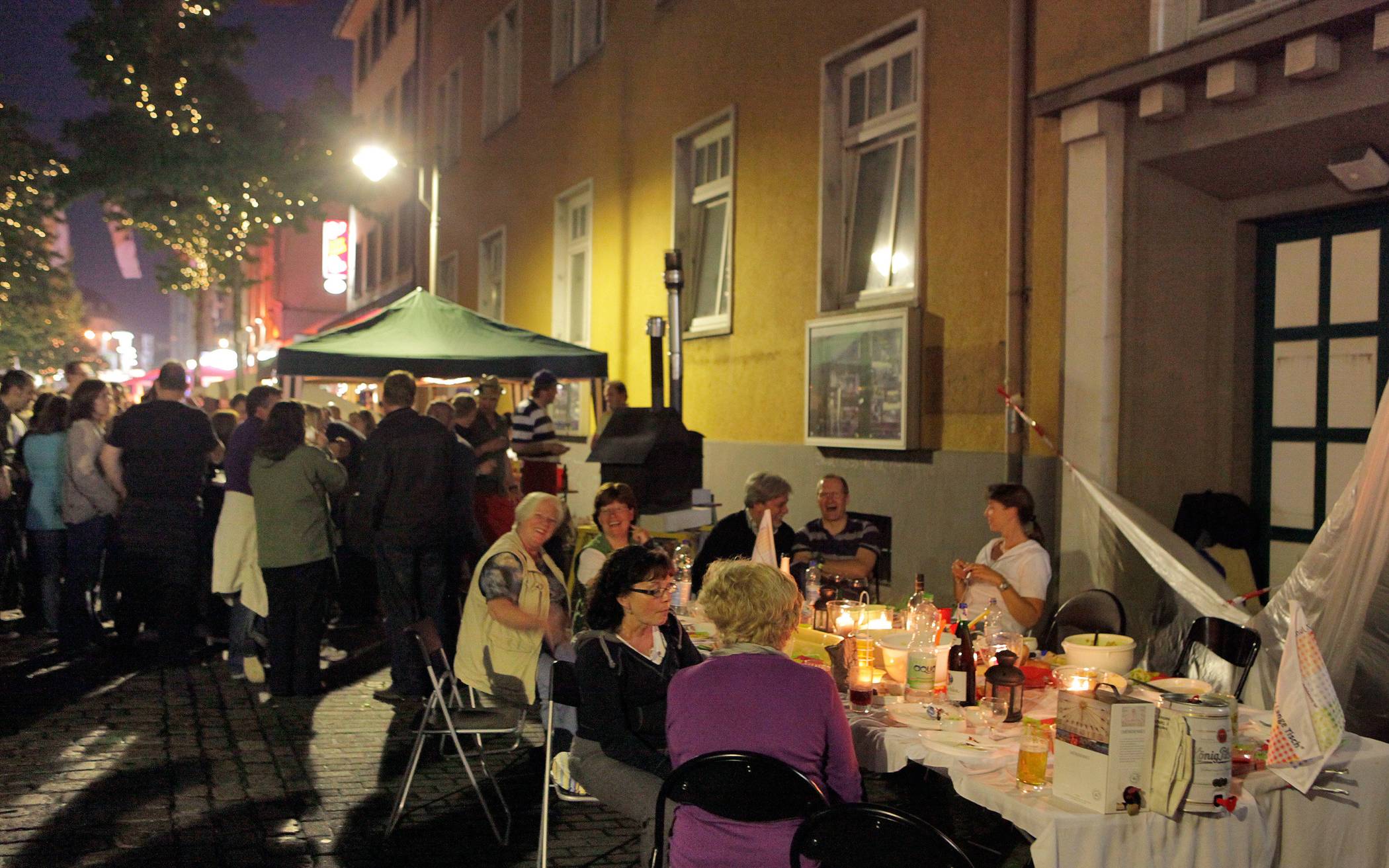  So macht Stadtgeburtstag richtig Laune: Tisch und Stühle, Freunde und Passanten und was Leckeres – gesehen 2009 in der Friedrich-Ebert-Straße. 