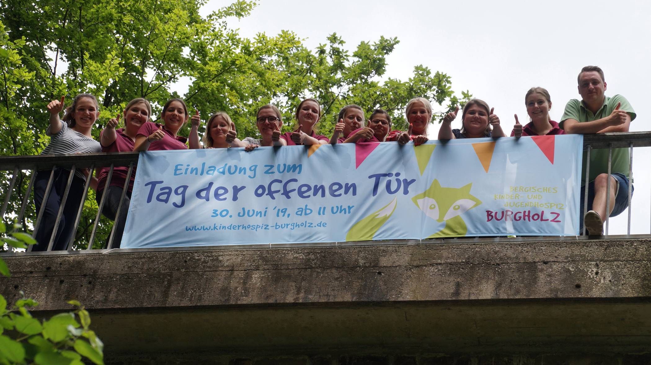  Die Mitarbeiterinnen und Mitarbeiter freuen sich auf das Fest. 