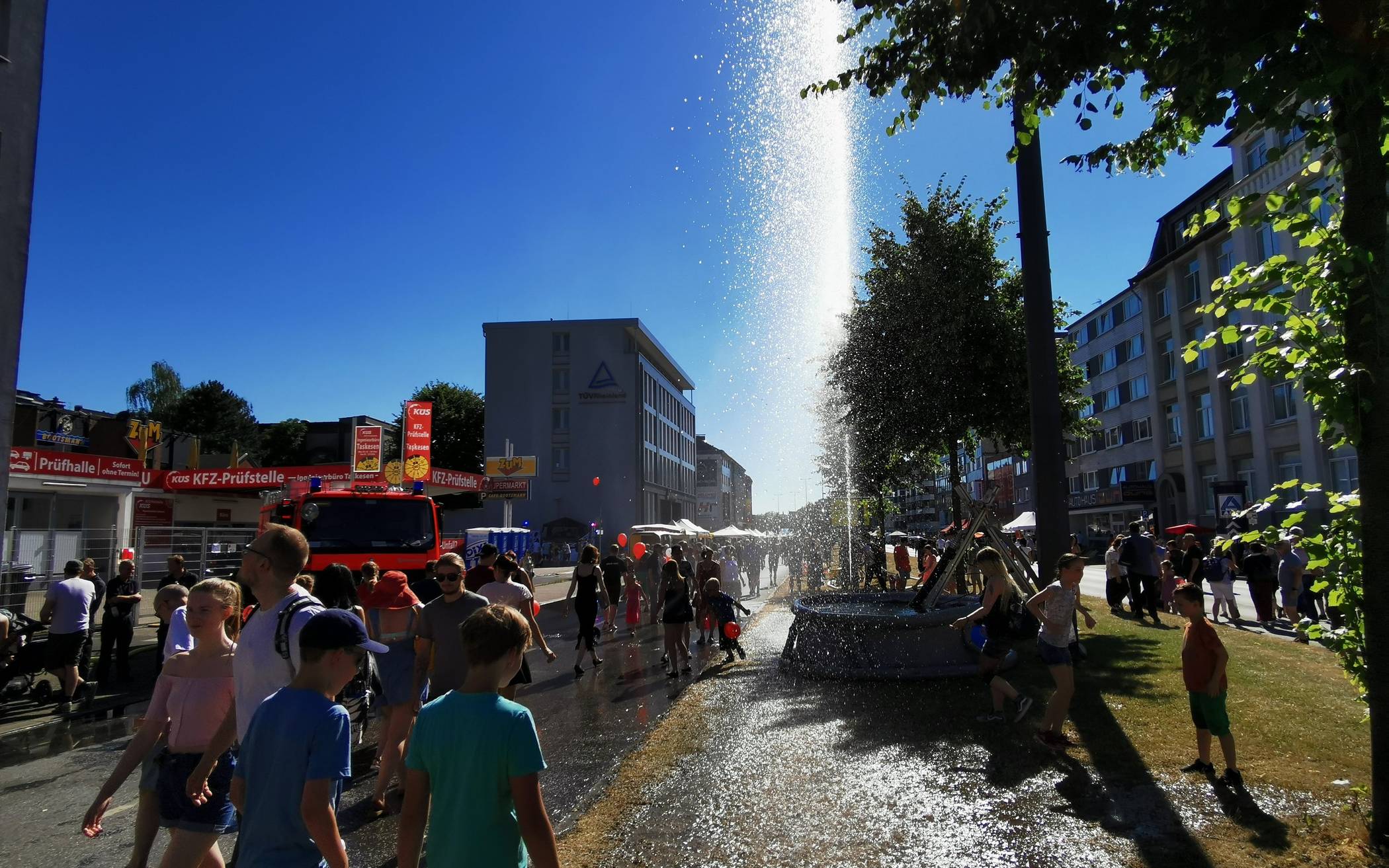 Bei den Temperaturen natürlich der Hit: Gratisdusche auf der großen...
