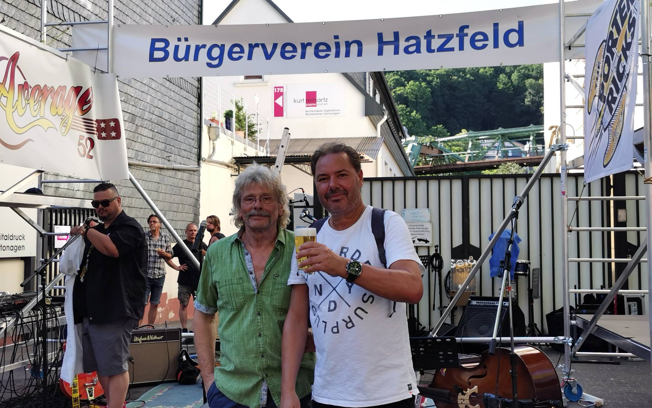 Kurze Pause in der Berichterstattung: Roderich Trapp (re.) mit einem "gesponsorten"...