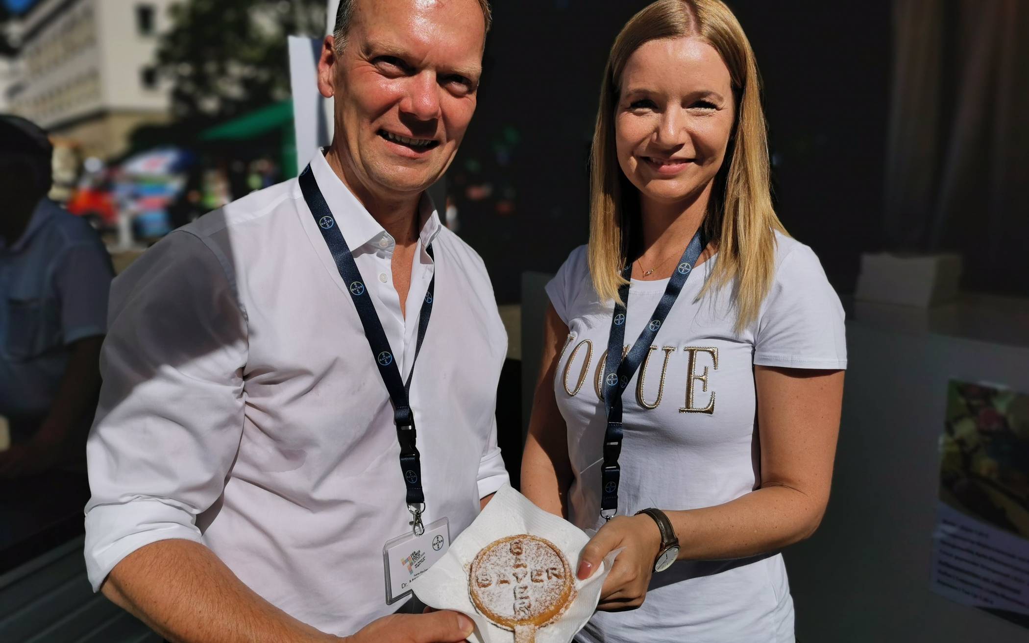 Dr. Mike Matthäus und Kirsten Mirgel mit den...