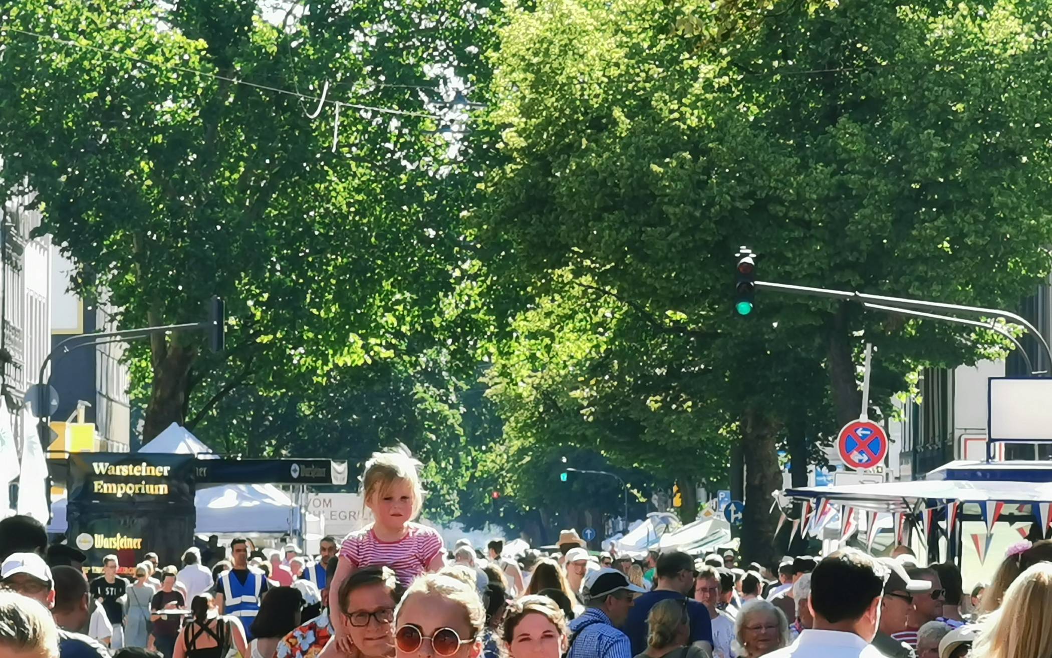 Optimaler Partyspot dank Baumschatten: der historische Teil der...