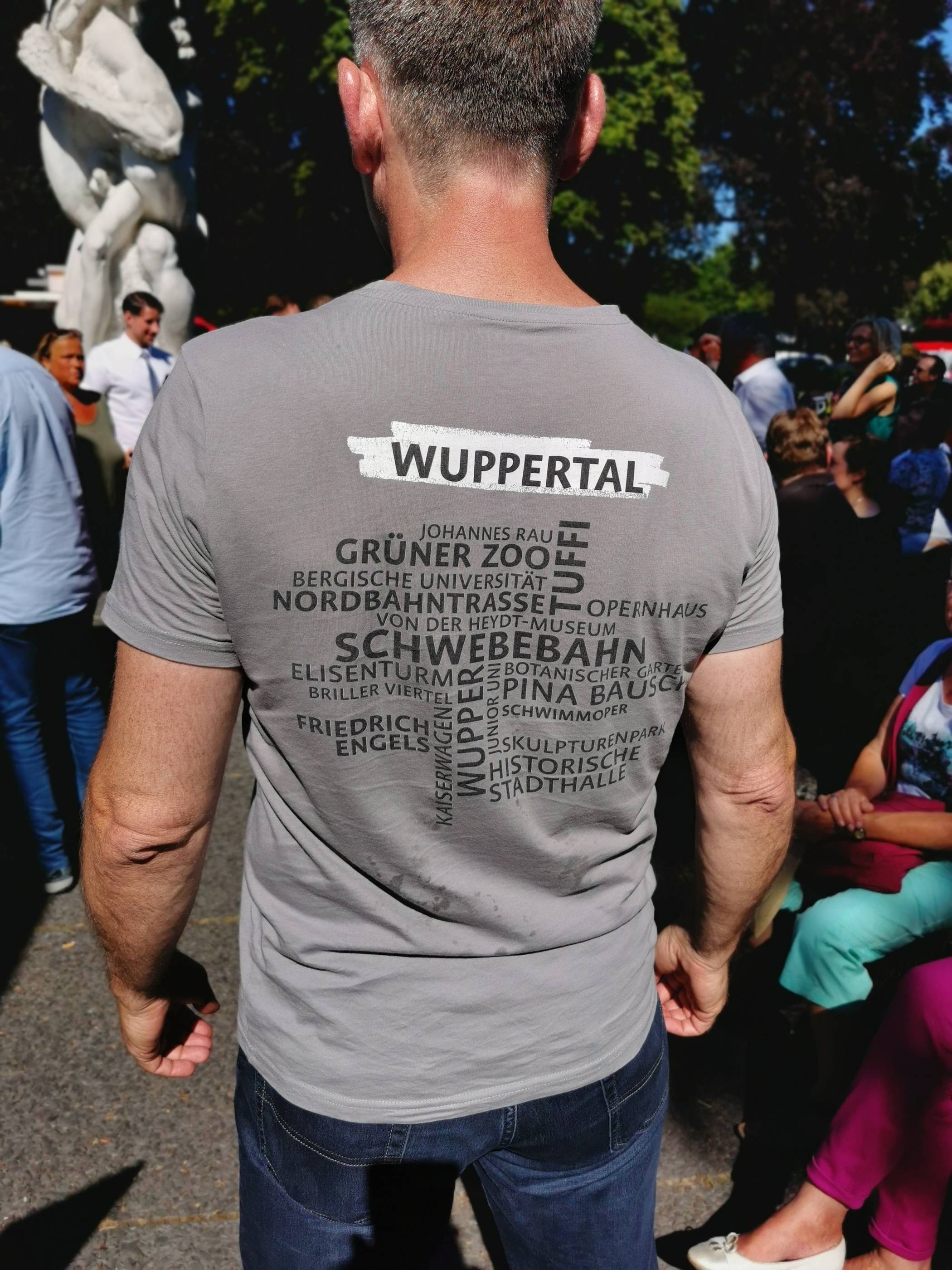 ... mit den Höhepunkten der Stadt auf dem...