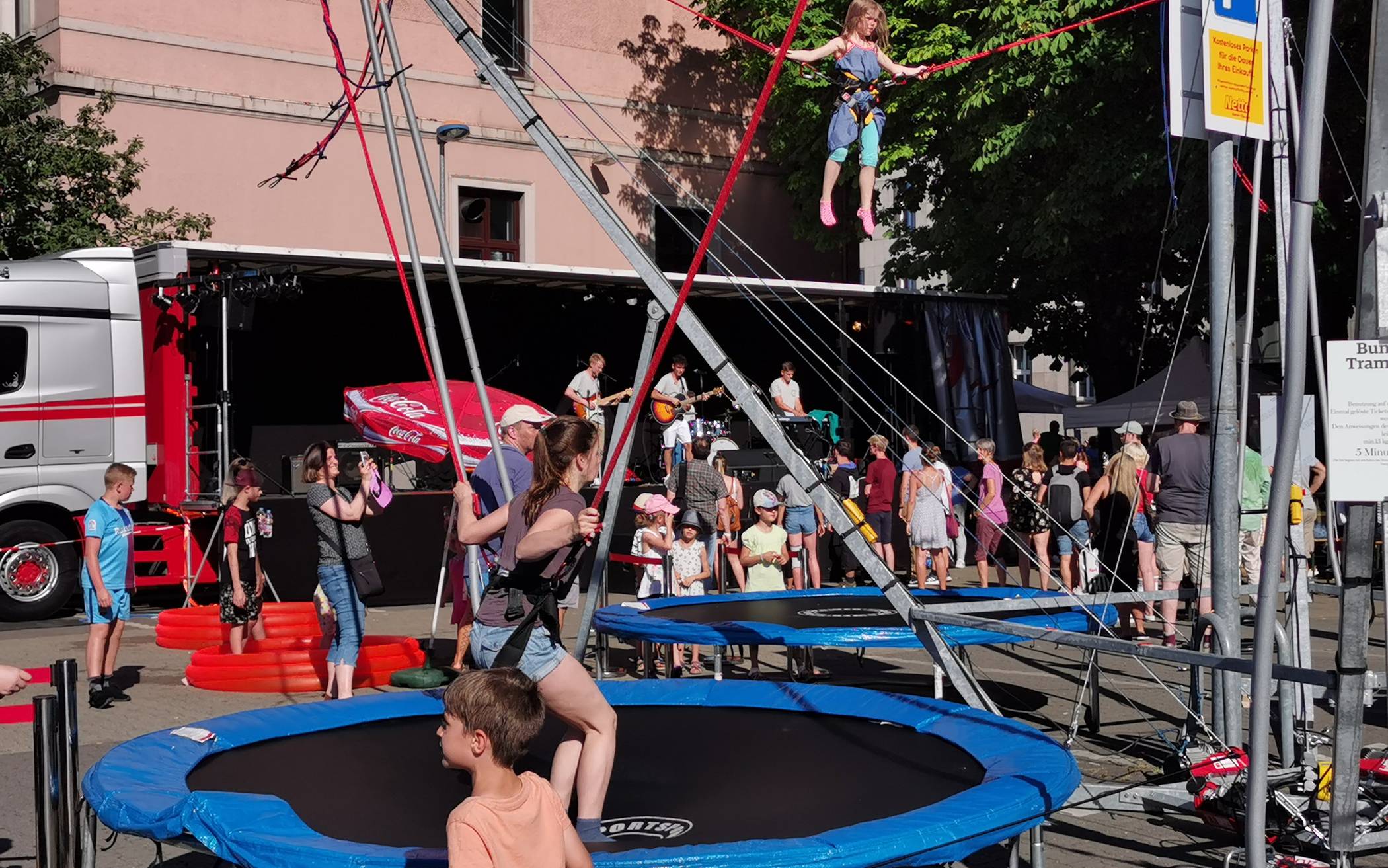 Tanzen mal anders - auf dem Netto-Parkplatz am...