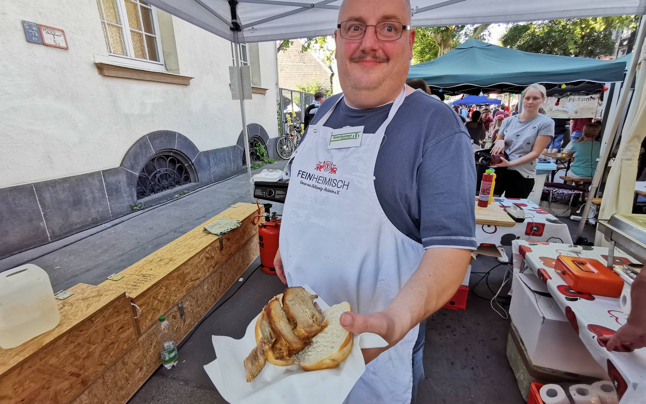 Leckeren Schweinebraten im Brötchen gibt es beim Unterbarmer Bürgerverein und Chefkoch...