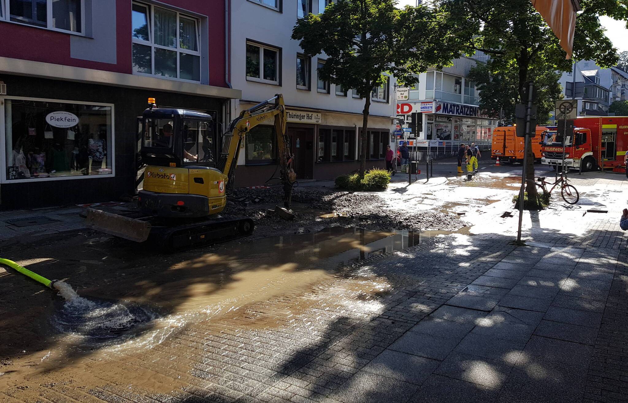  Die Ronsdorfer Innenstadt war für einige Zeit überflutet. Die Aufräumarbeiten dauern an.  