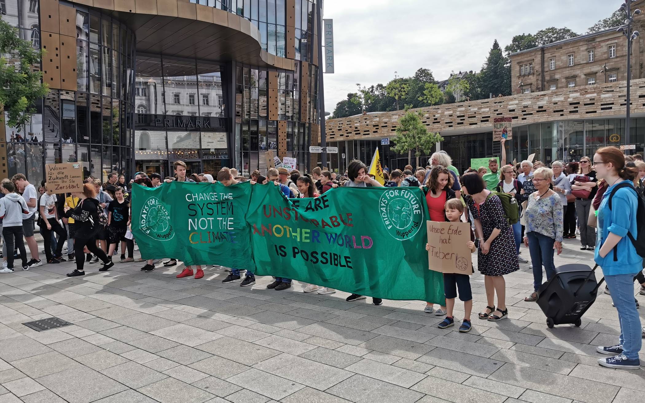 Weiter zogen die Demonstranten durch die Elberfelder...