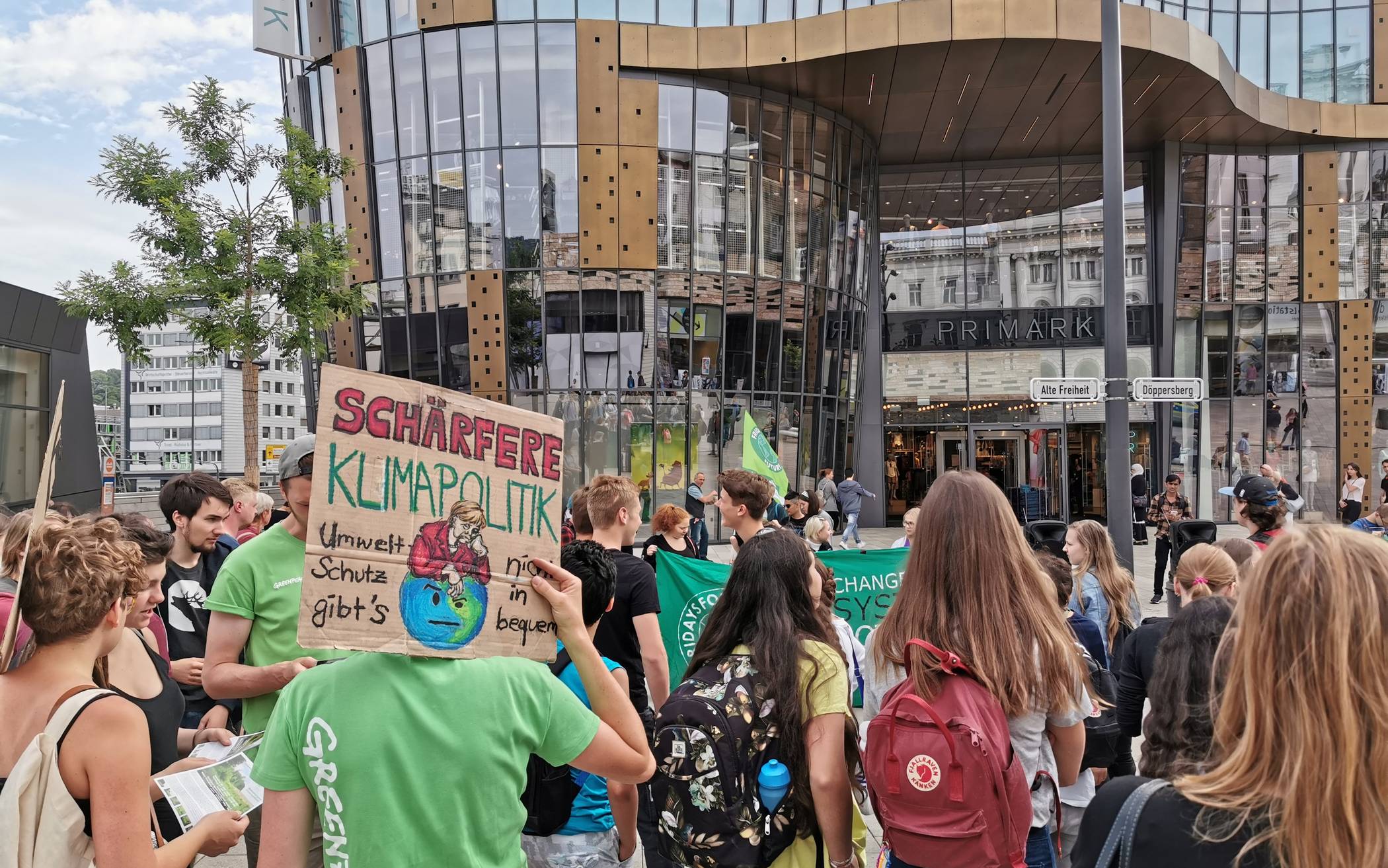 Einige Vertreter von Greenpeace waren auch mit...