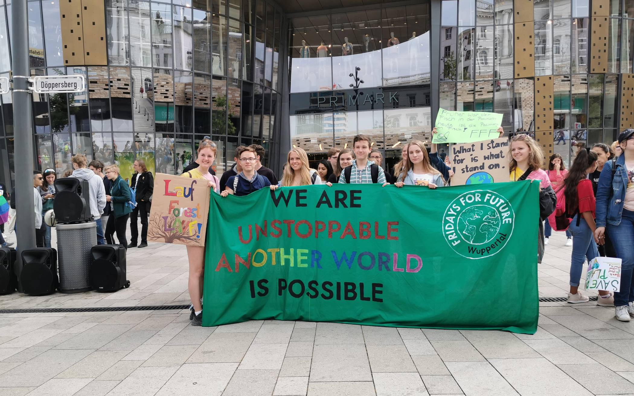 "Wir sind hier, wir sind laut, weil ihr unsere Zukunft klaut!" Am Freitag, 5. Juli,...