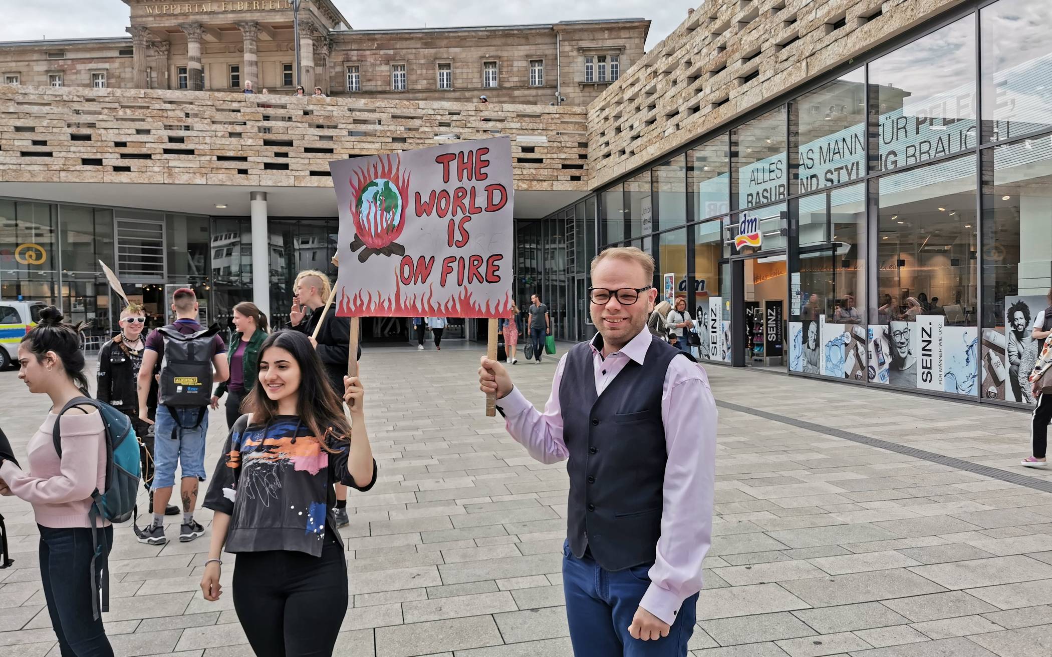 Und natürlich SPD-Abgeordneter Helge Lindh, der fleißig beim Bannertragen...