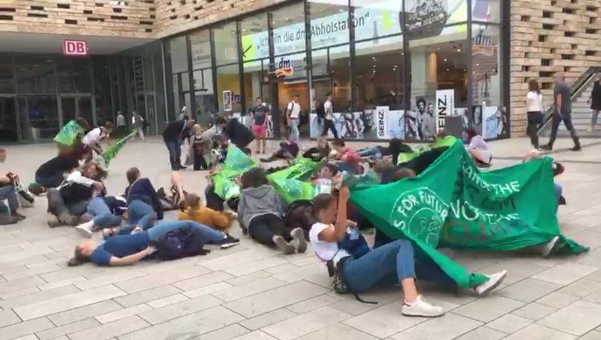 Video: Klima-Flashmob vor dem Wuppertaler Hauptbahnhof