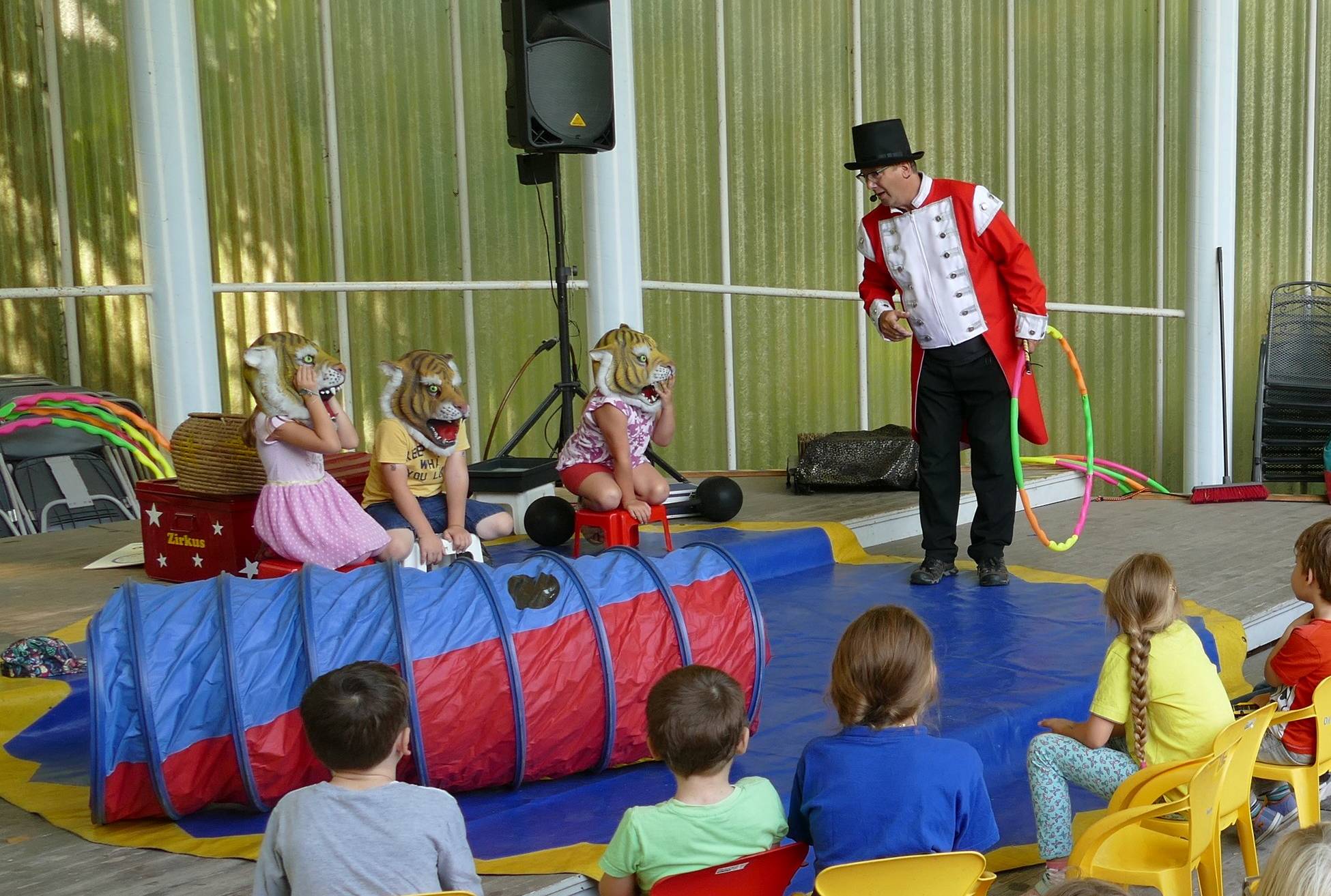 Clown Larry begeistert  in den Sommerferien