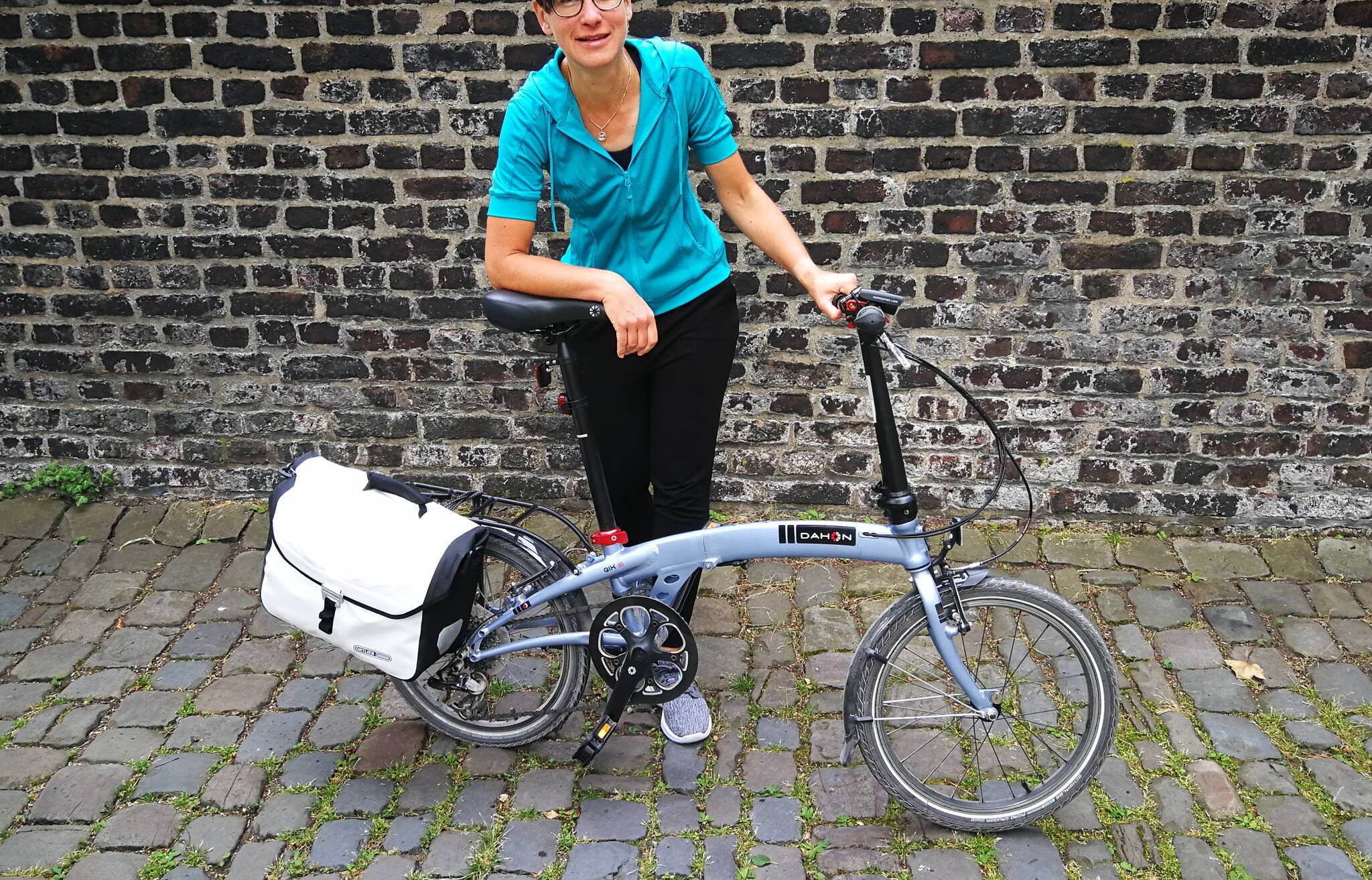  Sonja Geurts mit ihrem Faltrad. 