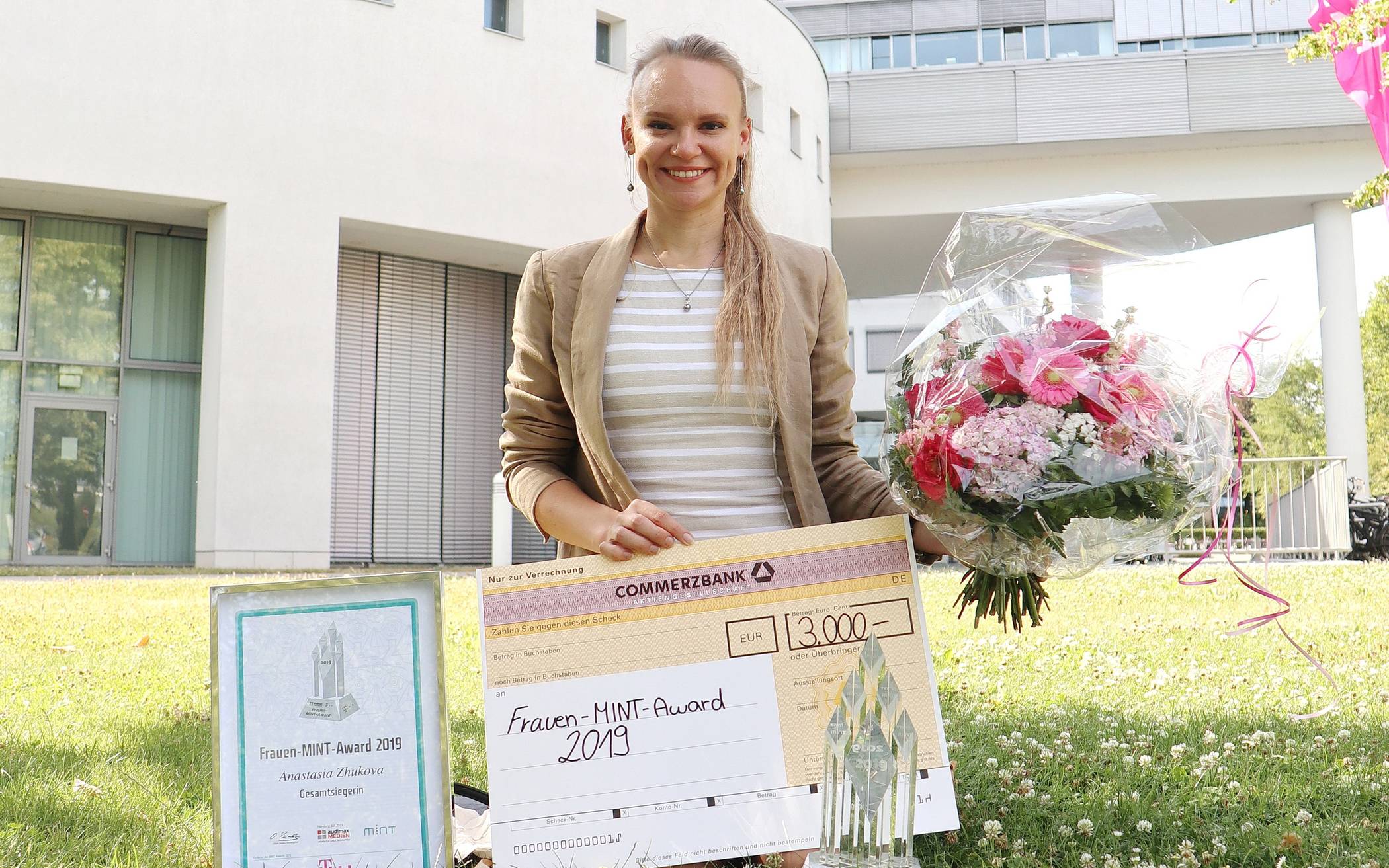  Anastasia Zhukova wurde für ihre Masterarbeit mit dem „Women's STEM Award 2019“ ausgezeichnet. 