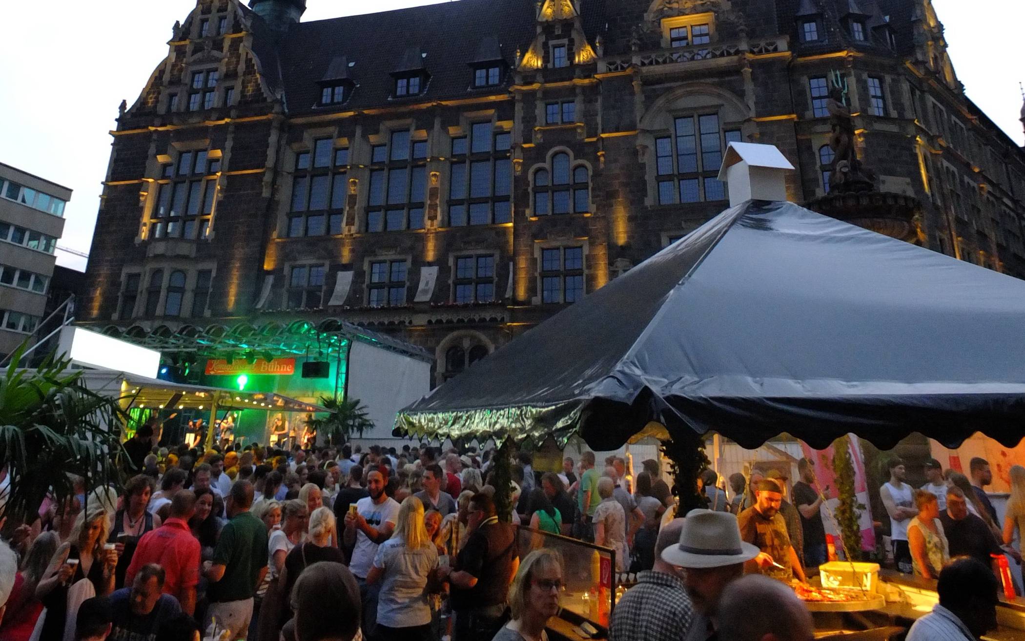  Ob unter Palmen am Neumarkt oder auf der Bühne am Von-der-Heydt-Platz – von Freitag bis Sonntag feiert die Elberfelder City. 