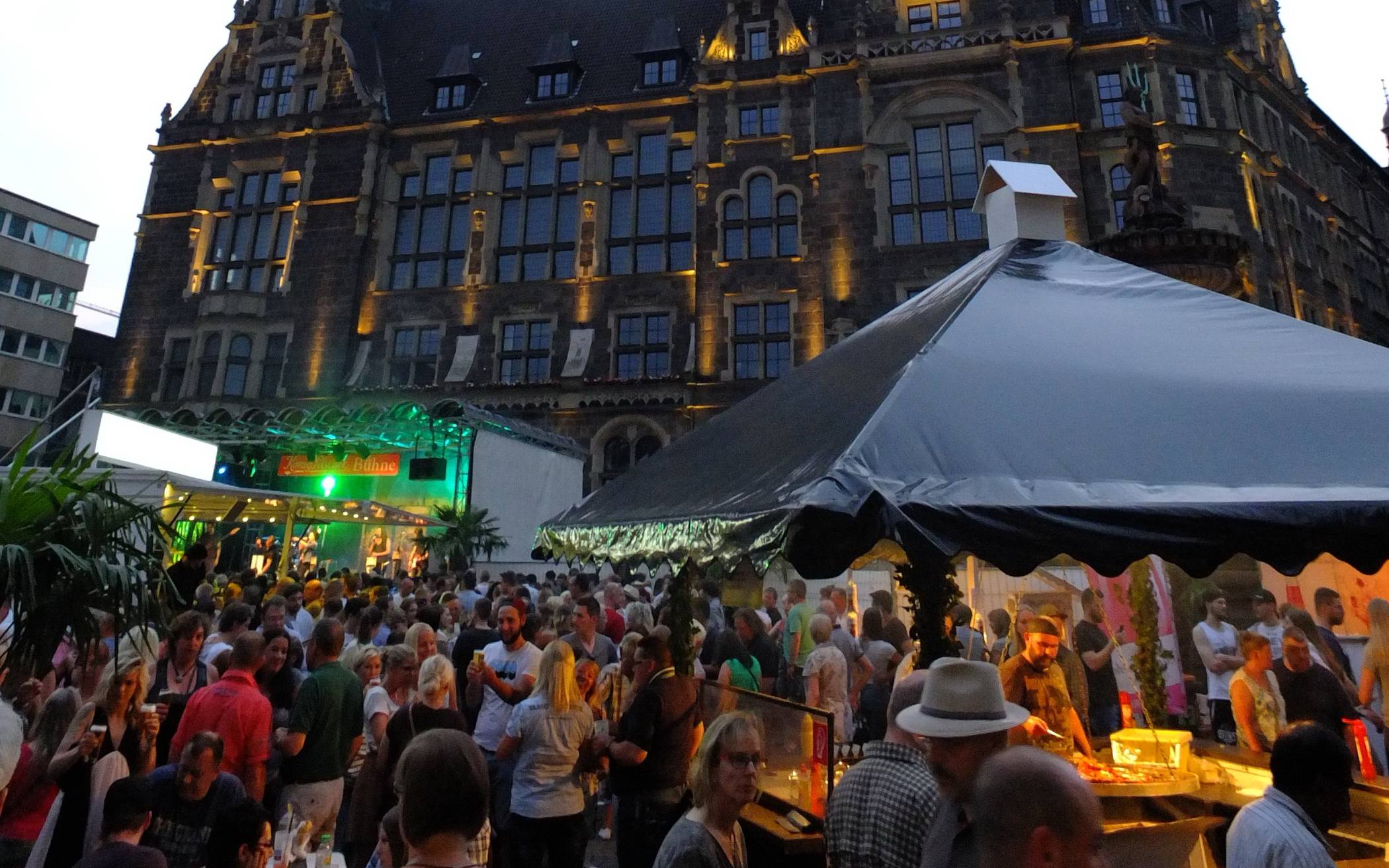  Ob unter Palmen am Neumarkt oder auf der Bühne am Von-der-Heydt-Platz – von Freitag bis Sonntag feiert die Elberfelder City. 