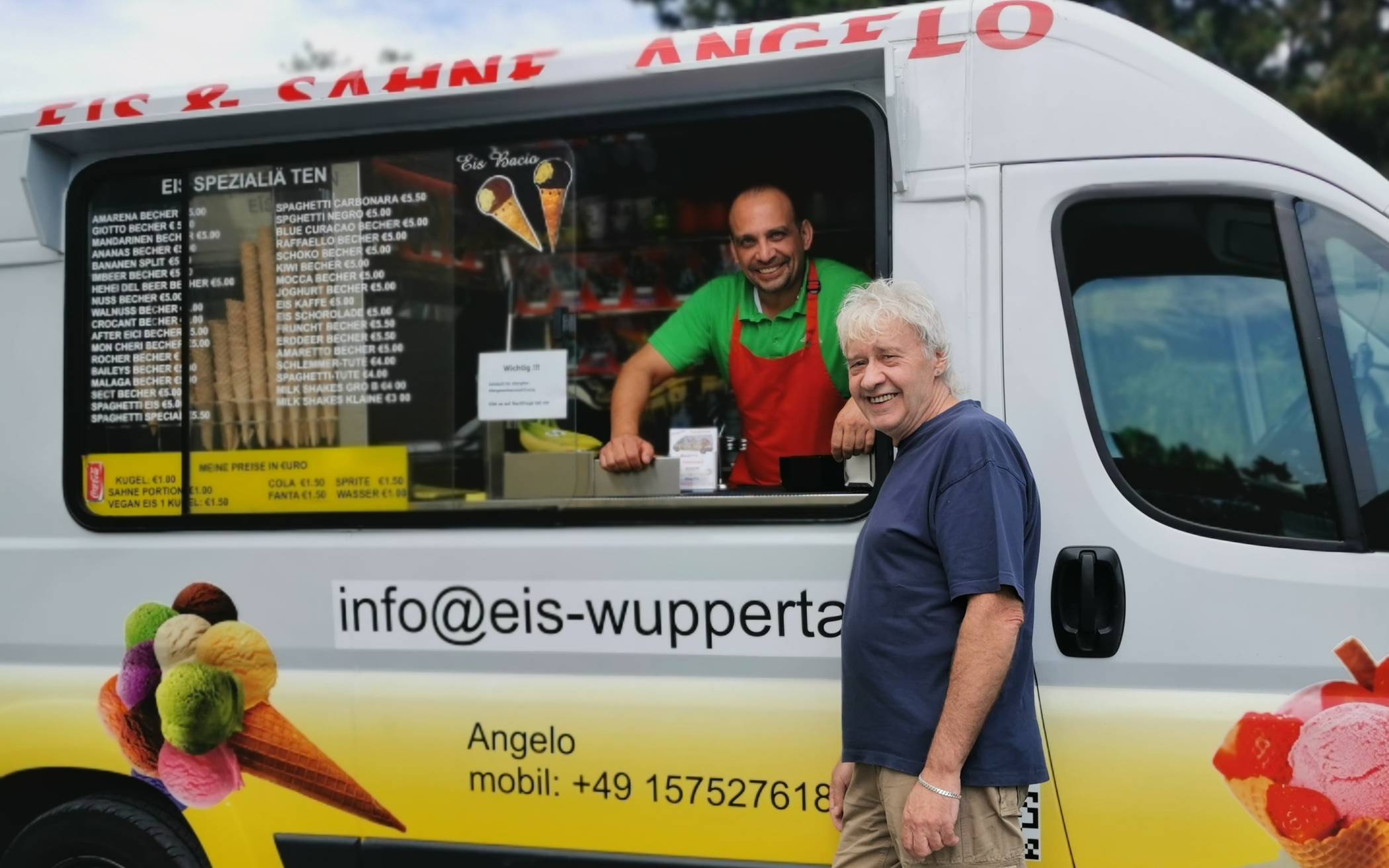  Eismann Angelo La Rizza und sein „Manager“ Udo Bertram appellieren an ihre Kunden, das Eis doch lieber in der Waffel zu kaufen, um Plastikmüll zu vermeiden und der Umwelt etwas Gutes zu tun. 