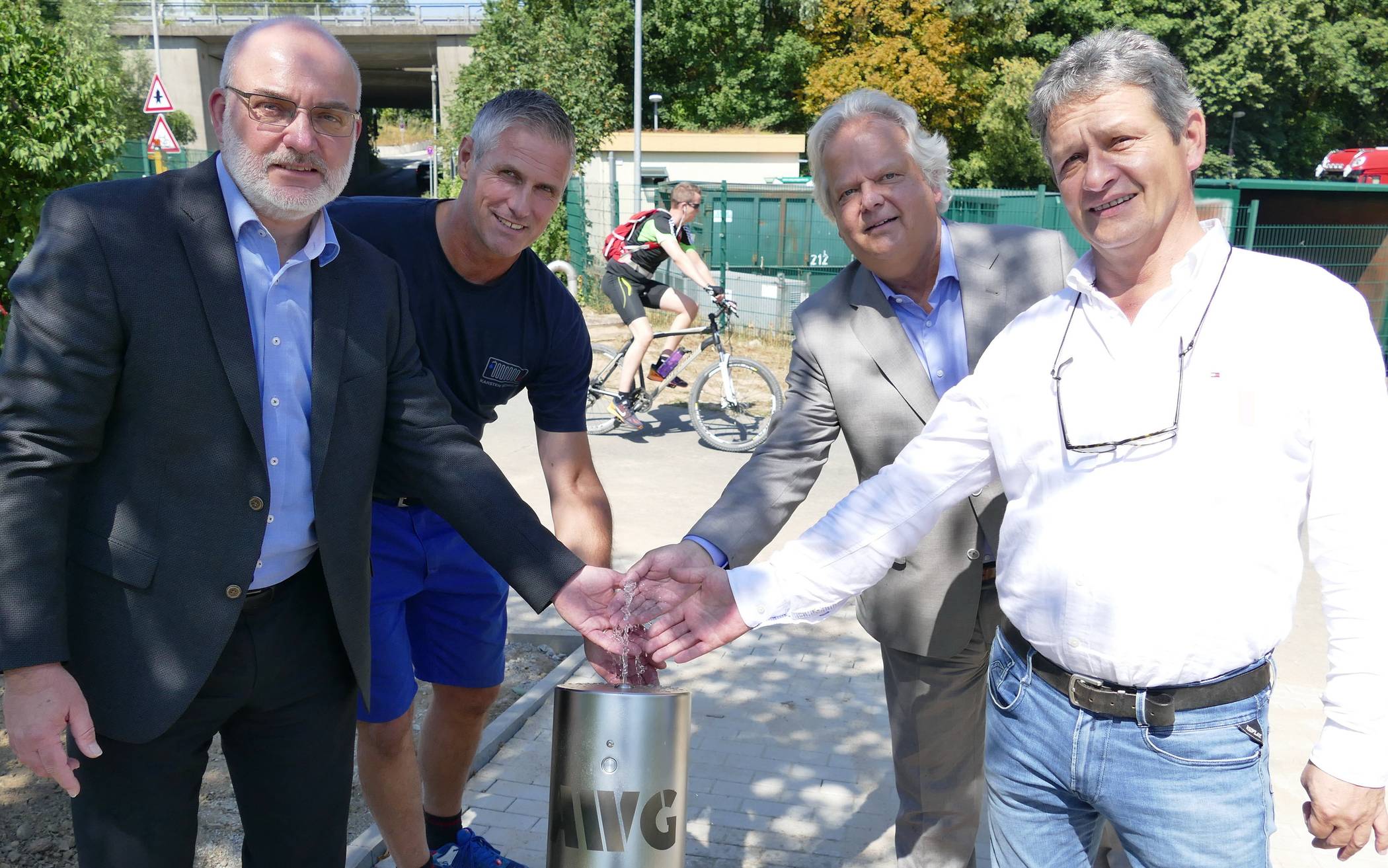  AWG-Geschäftsführer Martin Bickenbach (2.v. rechts) und Conrad Tschersich (li.) freuen sich über den neuen Trinkwasserspender, den Karsten Schulte (2.v.li.) und Burkhard Orf (re.) installiert haben.  