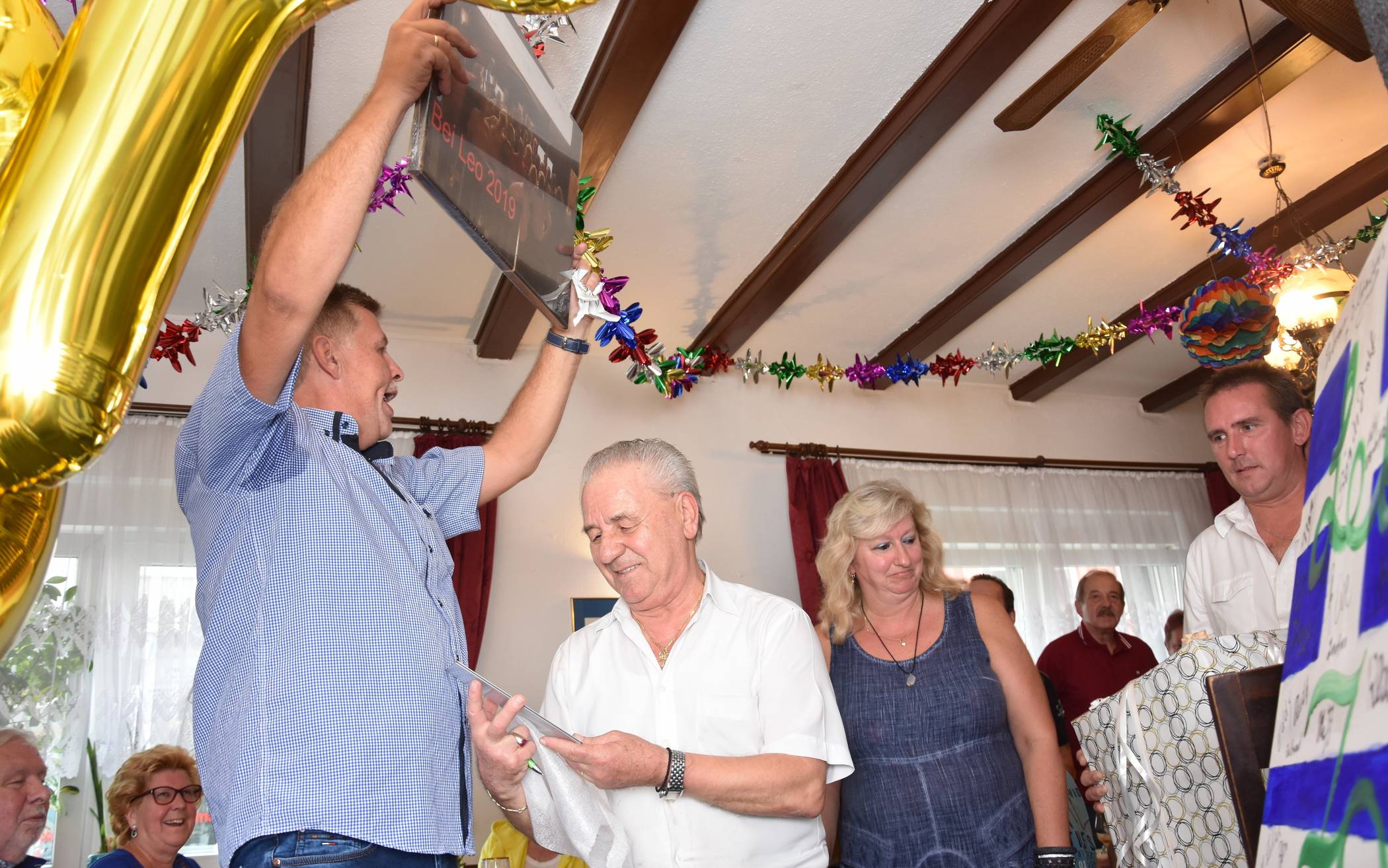  Der Publikumsliebling vom Tannenkrug „Leo“ (im weißen Hemd) wurde zum 70. Geburtstag von seinen Gästen gefeiert. 