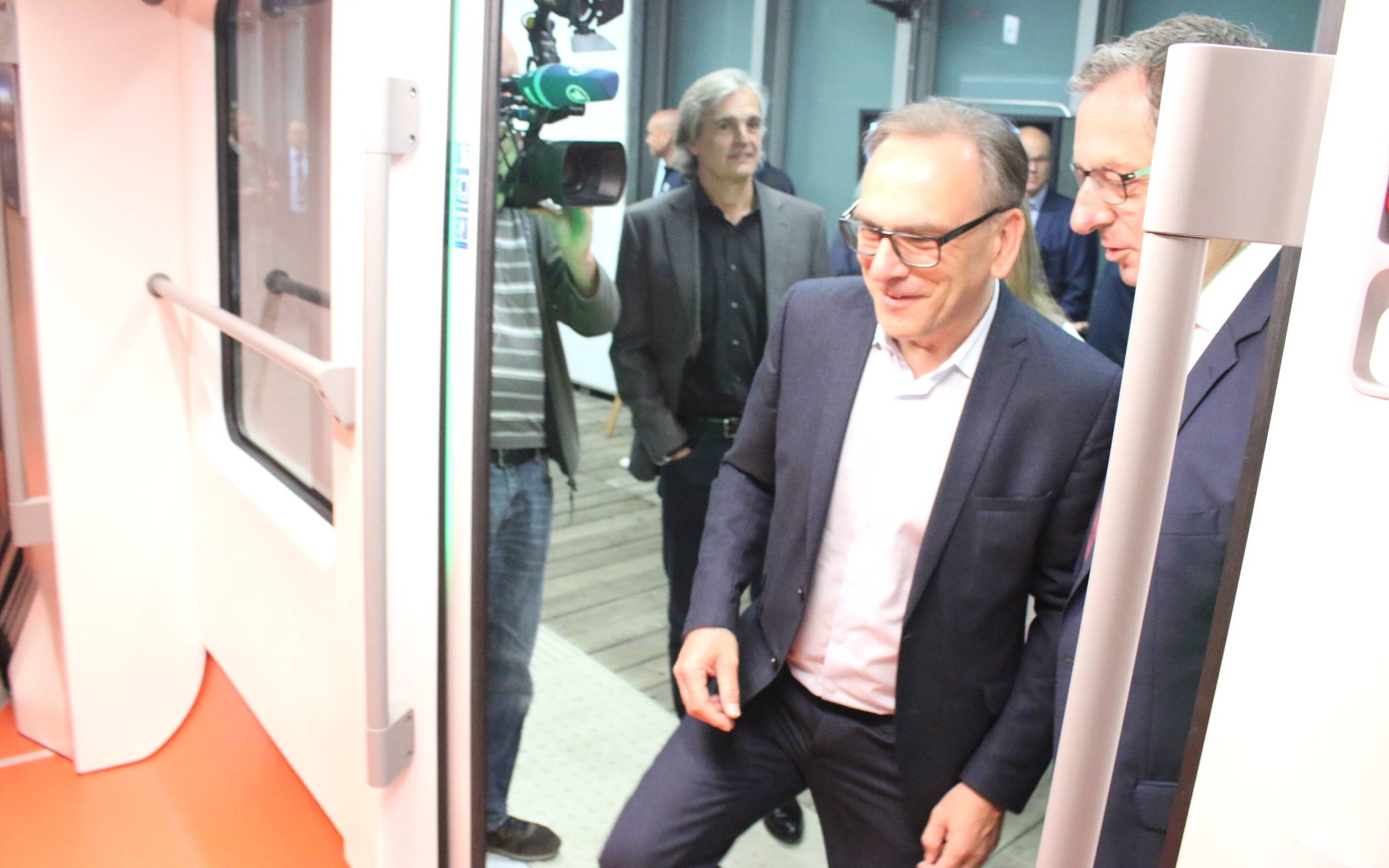 OB Andreas Mucke betrat als Erster die...