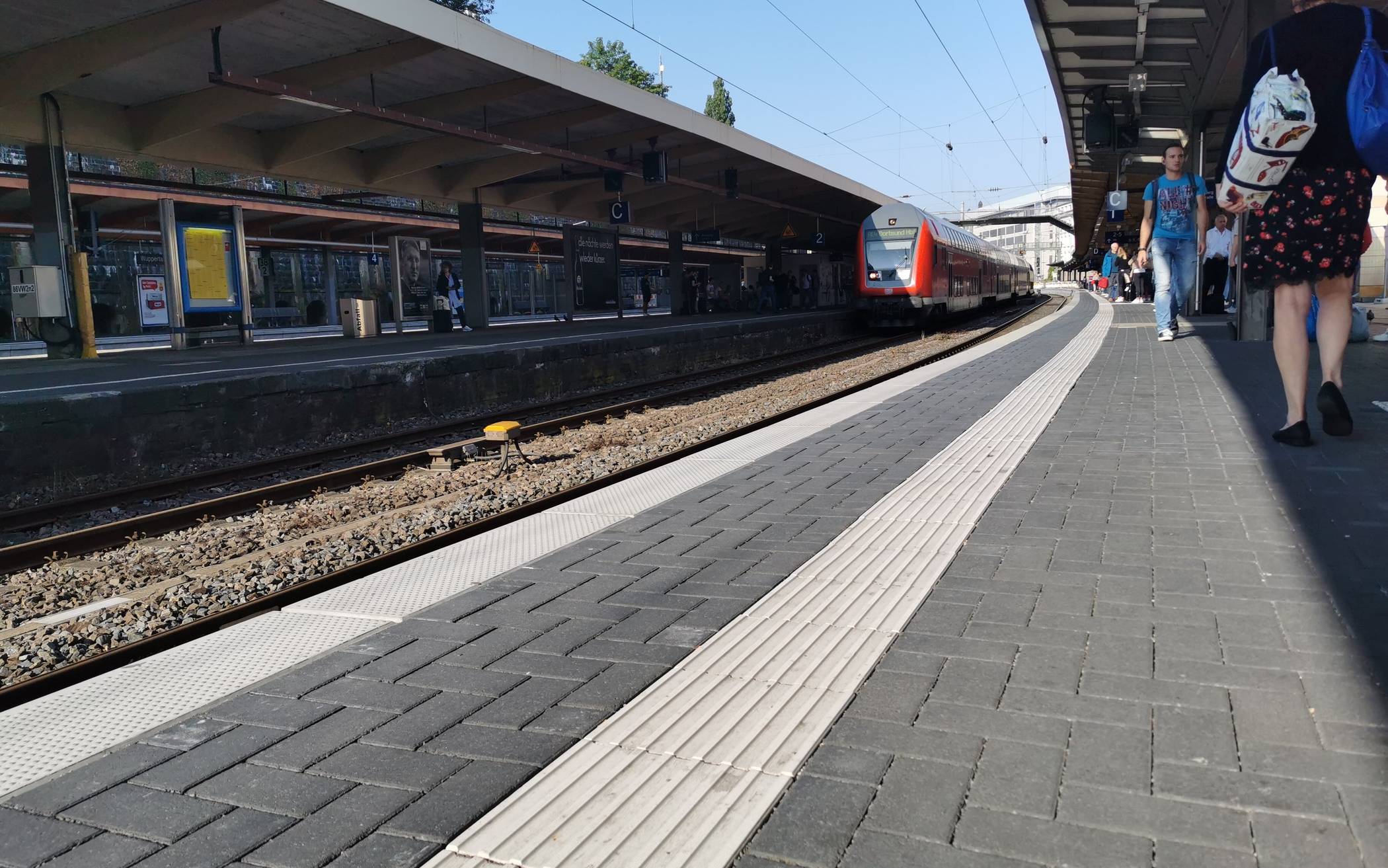  Prägnant markiert am Wuppertaler Hauptbahnhof an Gleis 1 eine weiße Linie den Sicherheitsanstand. Wer sich hinter der Linie aufhält, verringert zumindest die Gefahr, auf die Schienen zu stürzen. 