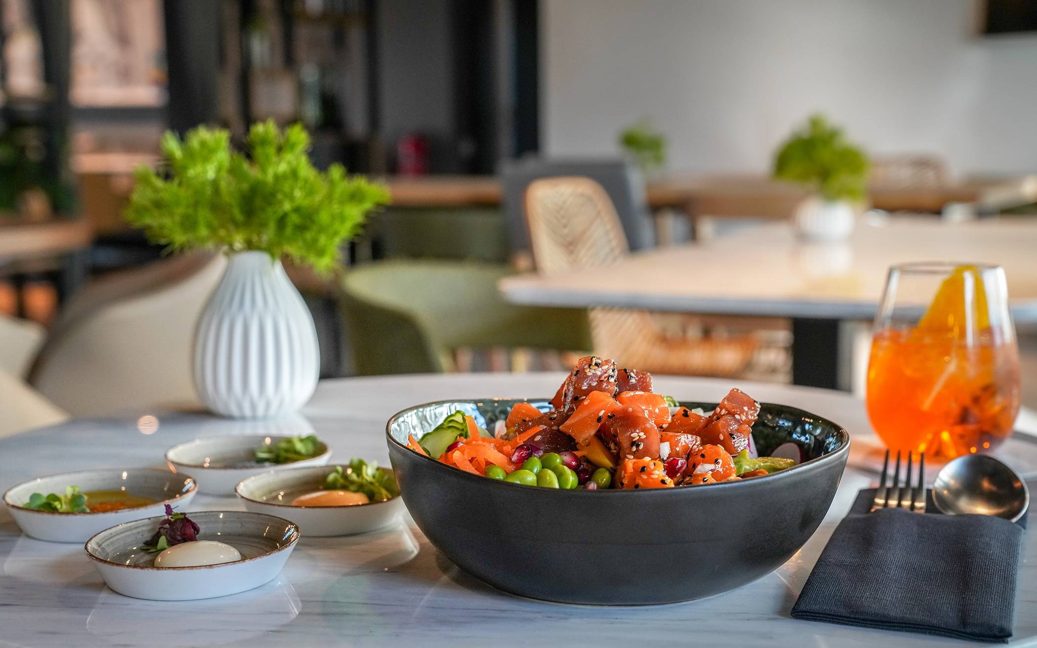 Im Restaurant-Bereich setzt das Ninetynine-Hotel ganz auf trendige Bowls, die auch die...