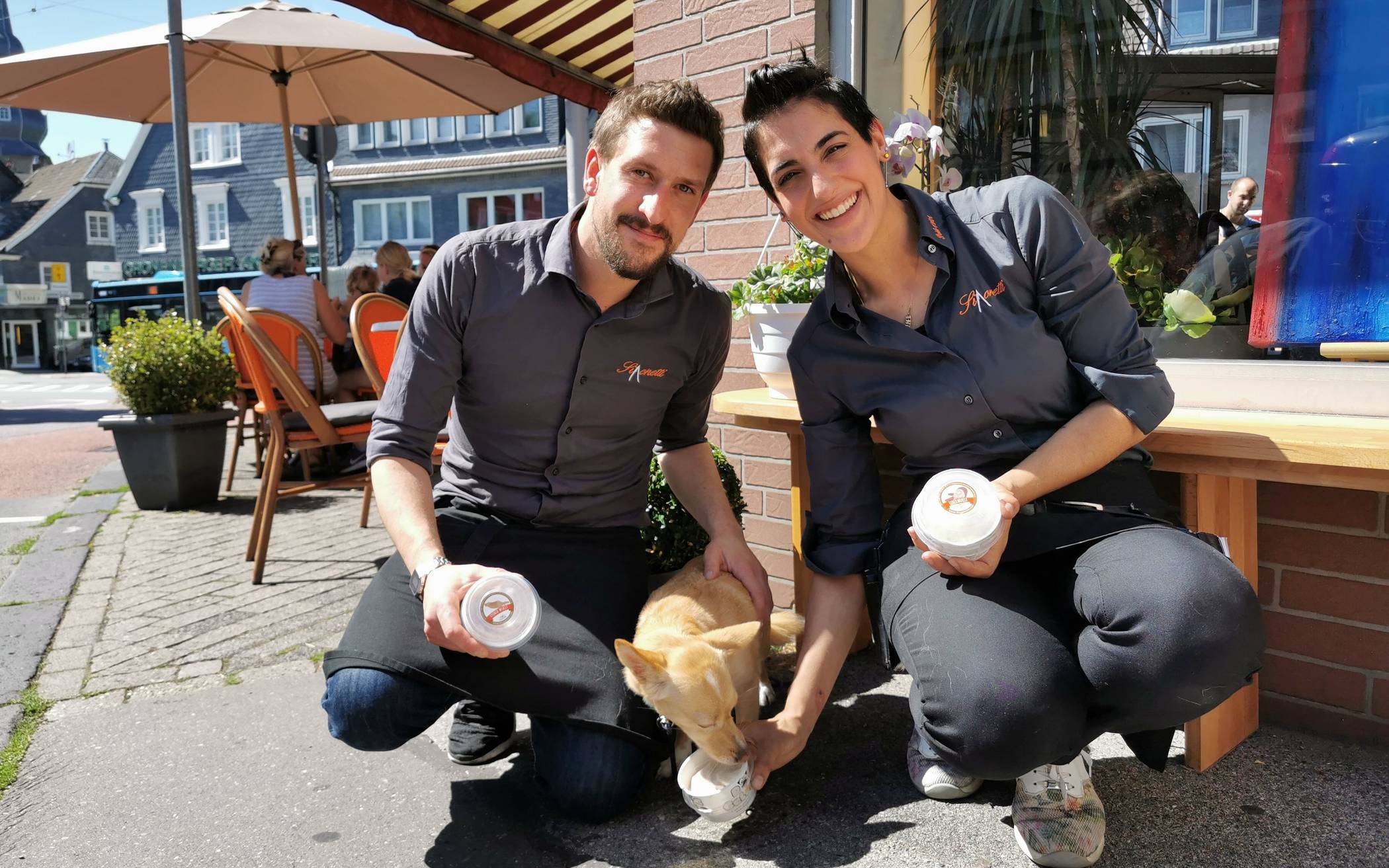 Dog Gelato - das Schild ist kein Scherz. Seit diesem Sommer verkaufen Daniela Sergi und Massimiliano Pol in ihrem Eiscafé in Cronenberg Eis speziell für Hunde.