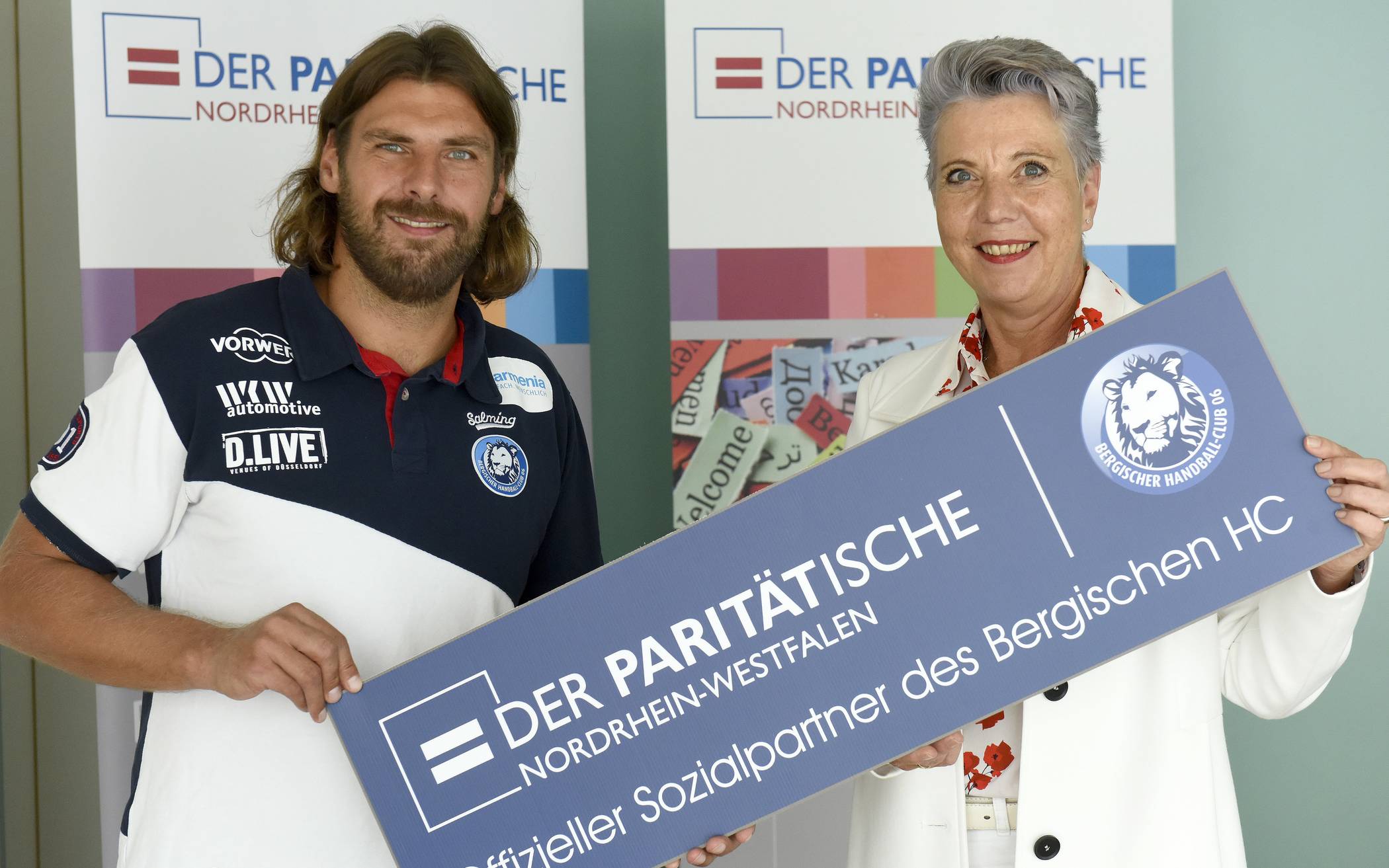  BHC-Trainer Sebastian Hinze und Andrea Büngeler (Landesgeschäftsführerin des Paritätischen NRW) freuen sich auf die vielfältigen Projekte der Sozialpartnerschaft. 