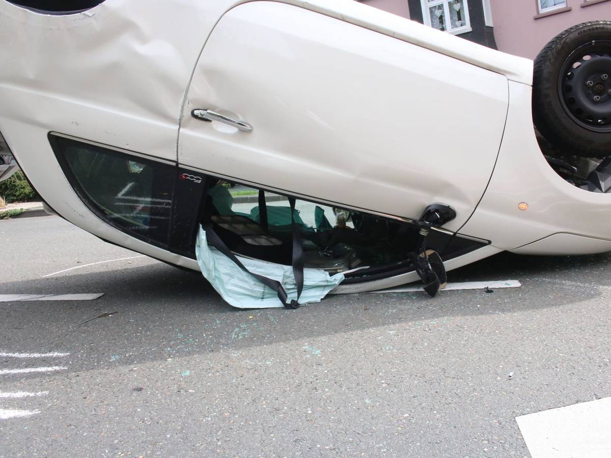 Unfall: 25.000 Sachschaden nach Überschlag
