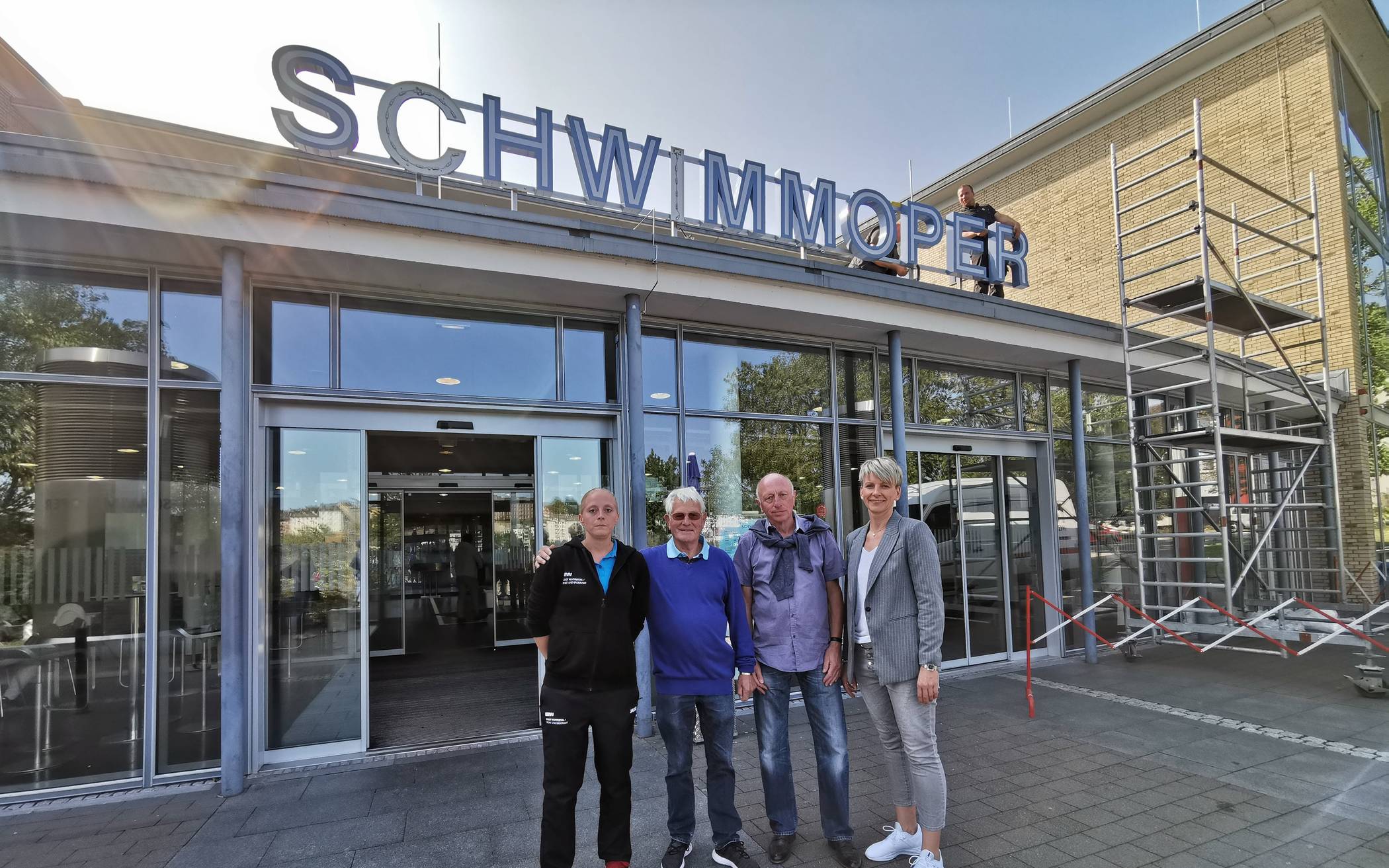  Annika Sander, Ingo Gehring vom Förderverein der Schwimmoper, Ralf Geisendörfer und Susanne Thiel vom Wuppertaler Gebäudemanagement.     
