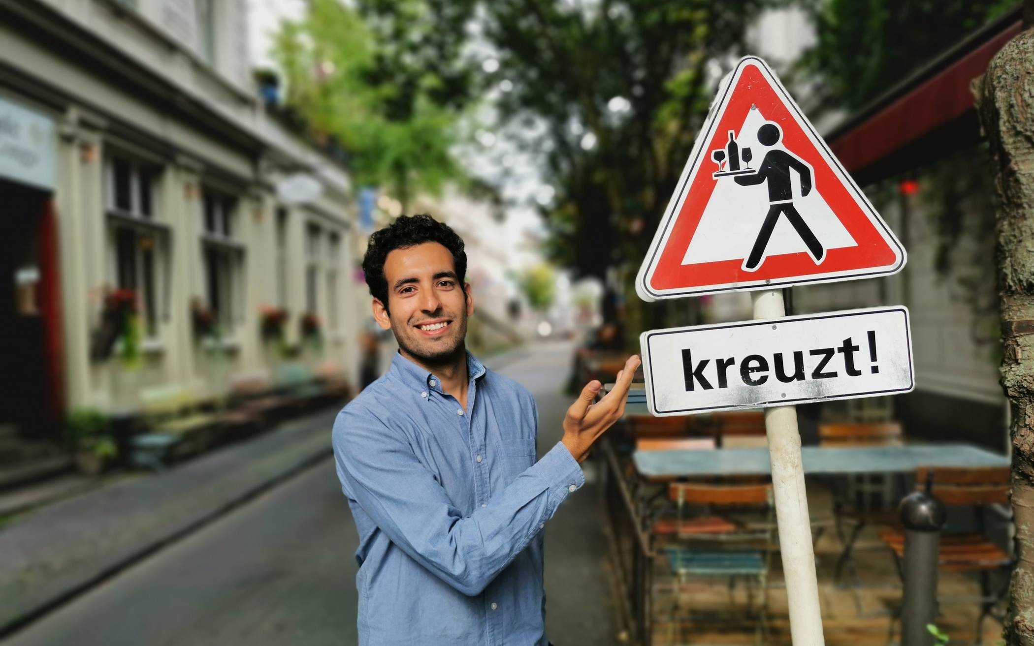 „Bei diesem Schild“, sagt der Wuppertaler Greeter Jamil Hmida, „weiß jeder Wuppertaler sofort, wo wir sind.“ Und zwar im Luisenviertel, eines von Wuppertals Quartieren, durch das der 26-Jährige Gästeführer am liebsten schlendert. 