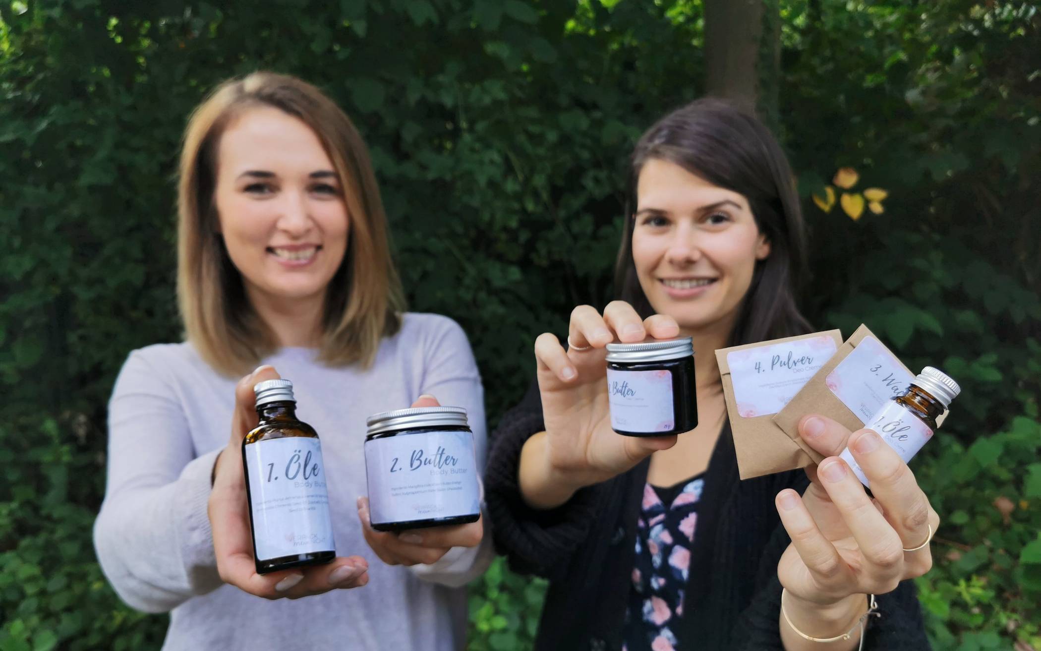 Veronika Bauer und Elina Giorgou haben einen Traum: Irgendwann möchten die zwei Gründerinnen jeden Kosmetik-Artikel, den es im Drogeriemarkt zu kaufen gibt, verpackungsfrei anbieten. Mit ihrem Unternehmen „verpackmeinnicht“ wagen sie jetzt den ersten Schritt. 